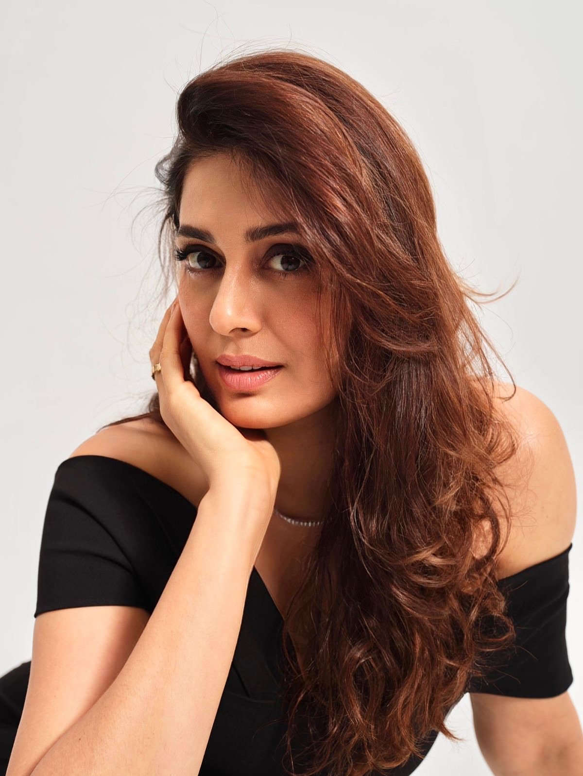 Glossy Auburn Tresses with Soft, Textured Waves