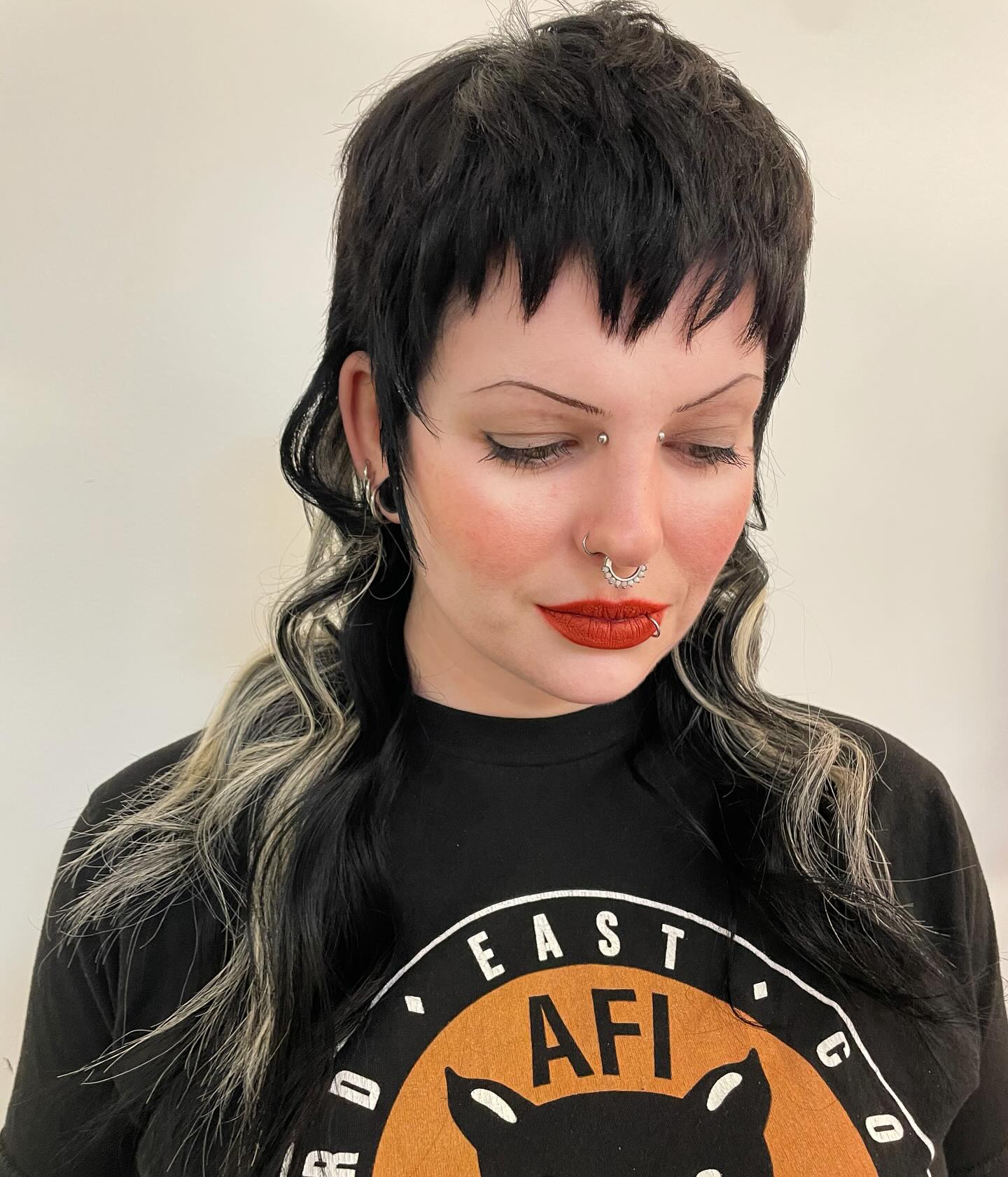 Contrasting Silver Streaks with Black Choppy Layers