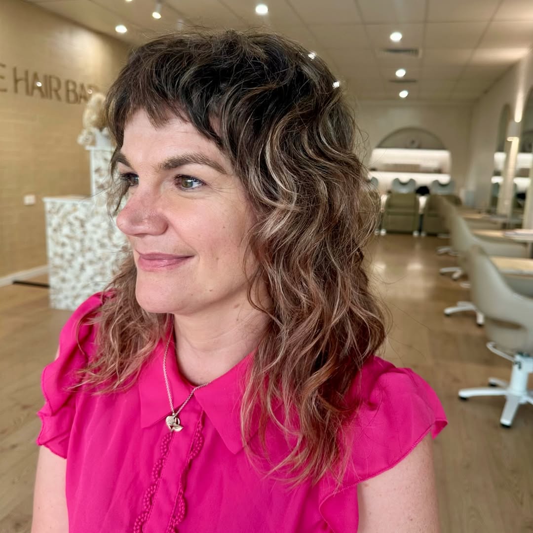 Modern Chestnut Waves with Contrasting Highlights