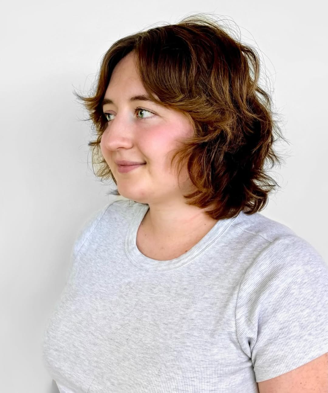 Casual Chestnut Wavy Bob with Soft Volume