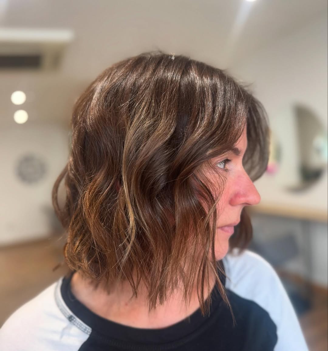 Effortless Chestnut Waves with Face-Framing Highlights