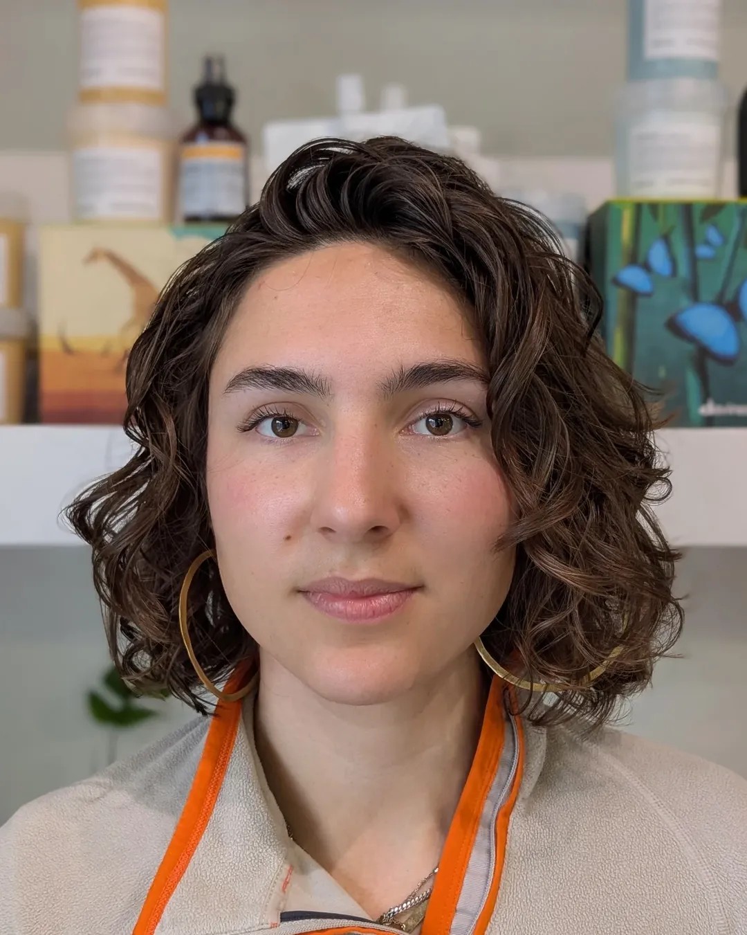 Effortless Natural Curled Bob with Face-Framing Highlights