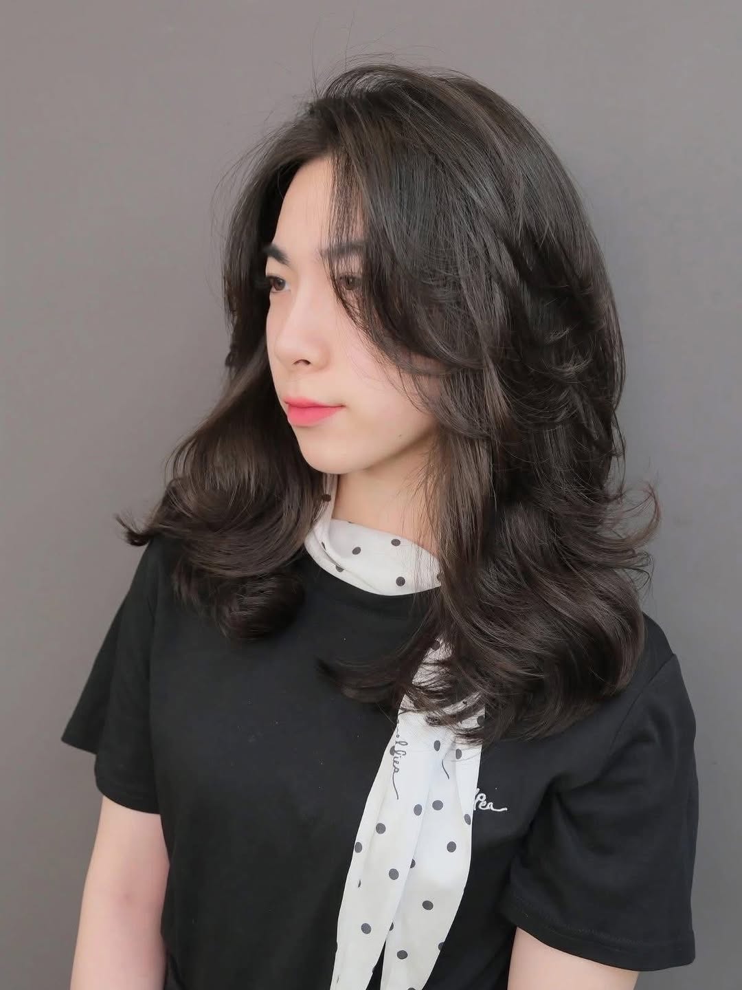 Elegant Dark Waves with Subtle Layering