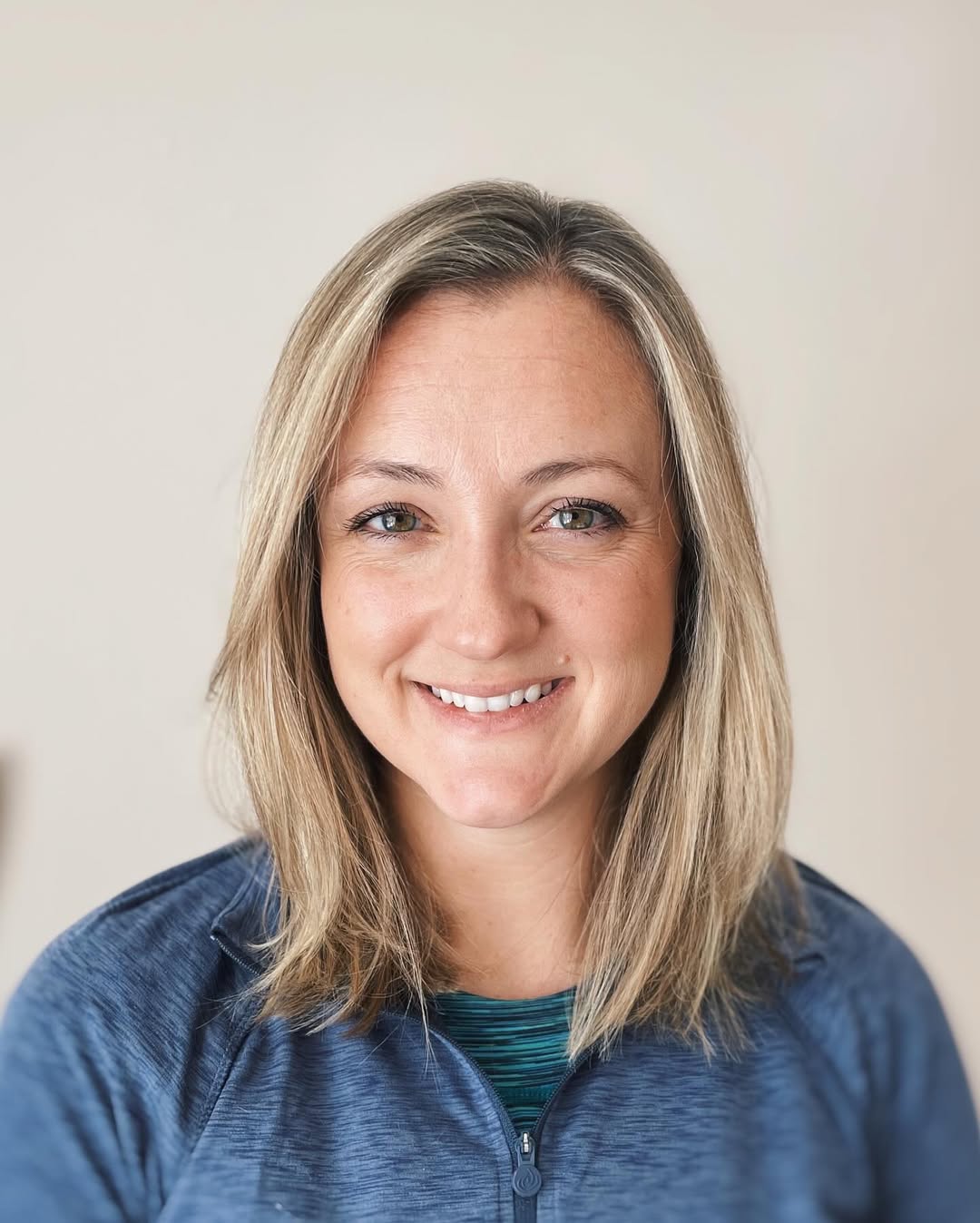 Relaxed Mid-Length Cut with Soft Balayage Highlights