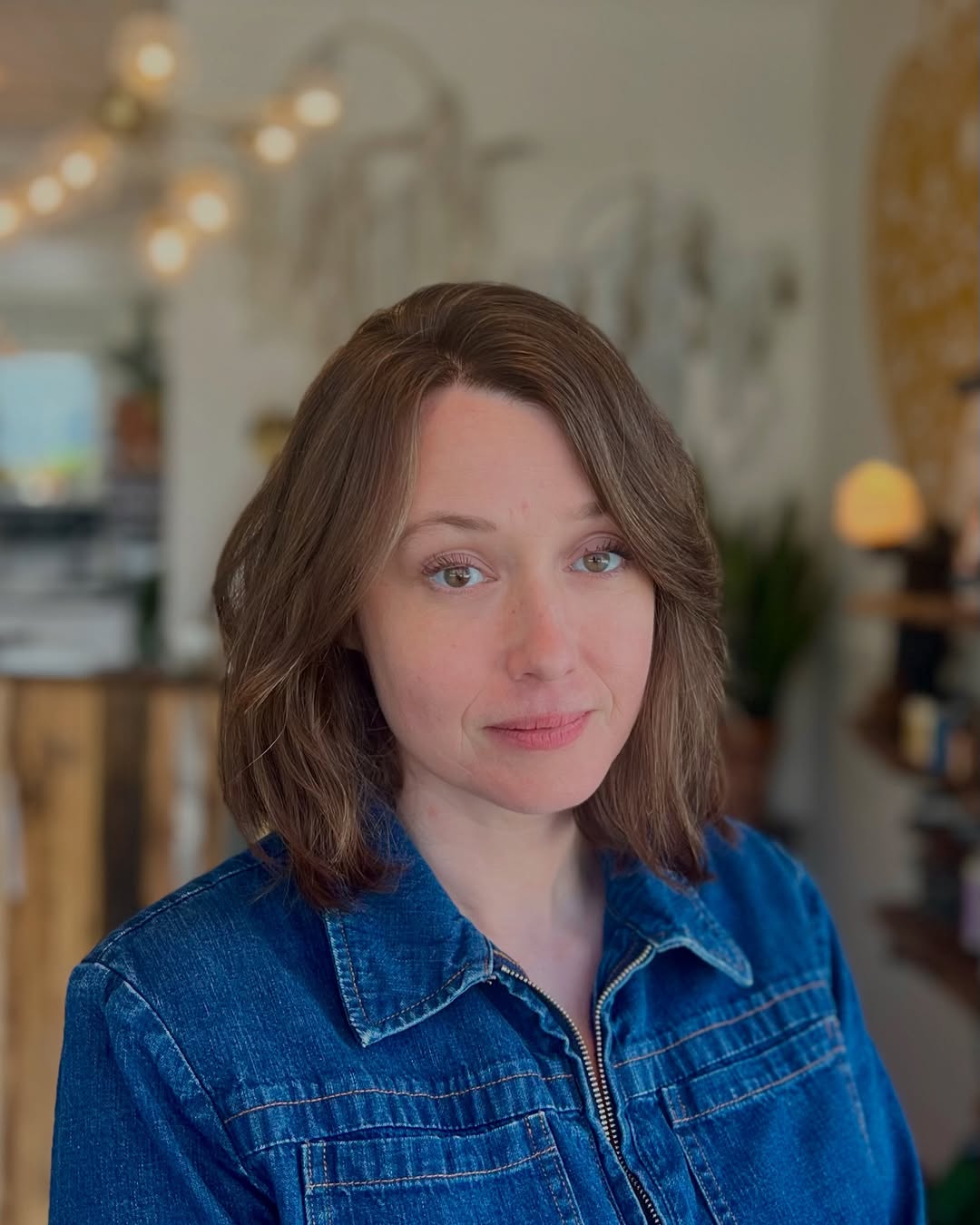 Sleek Chestnut Bob with Gentle Waves