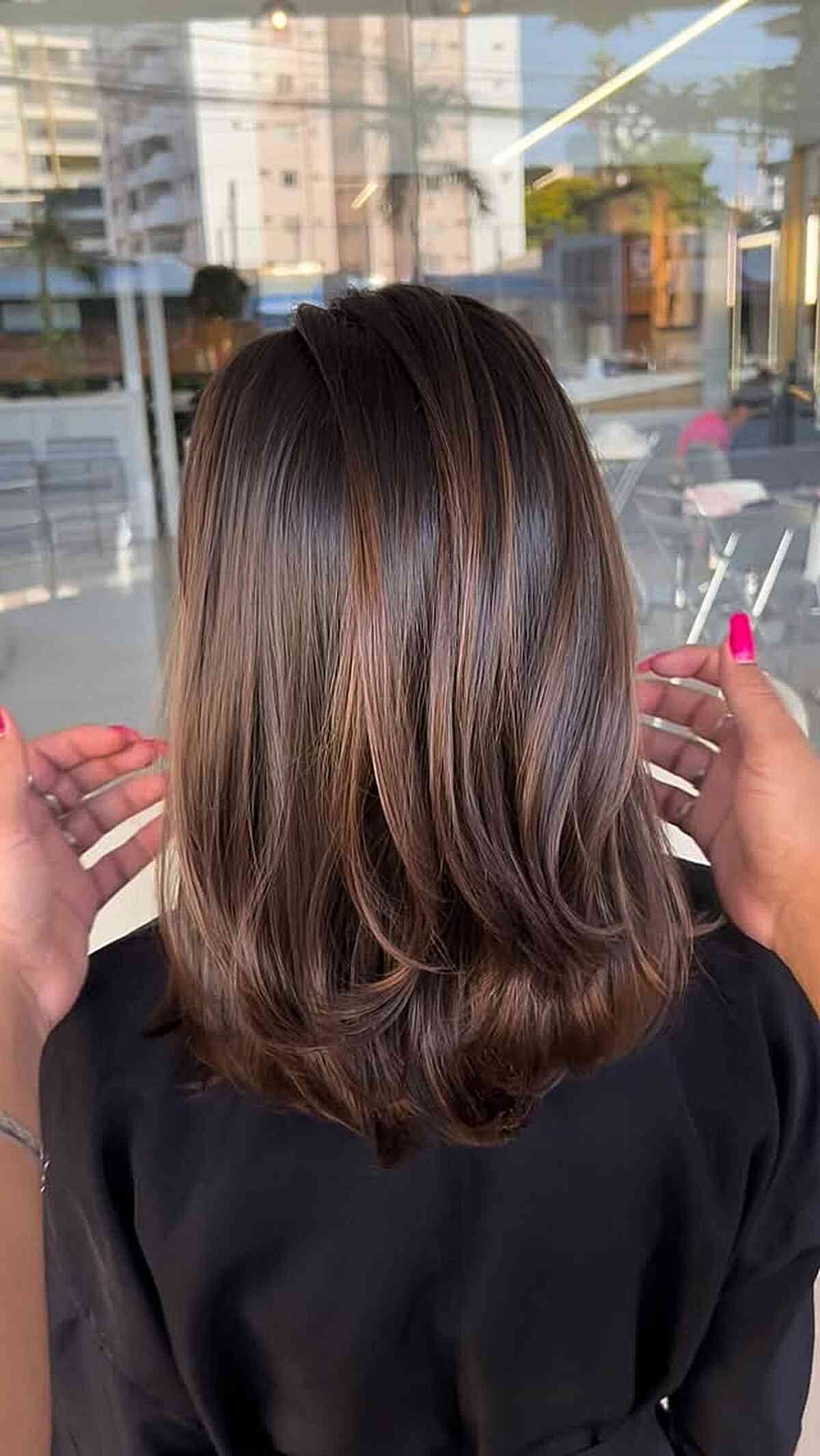 Stylish Medium-Length Caramel Balayage with Soft Waves