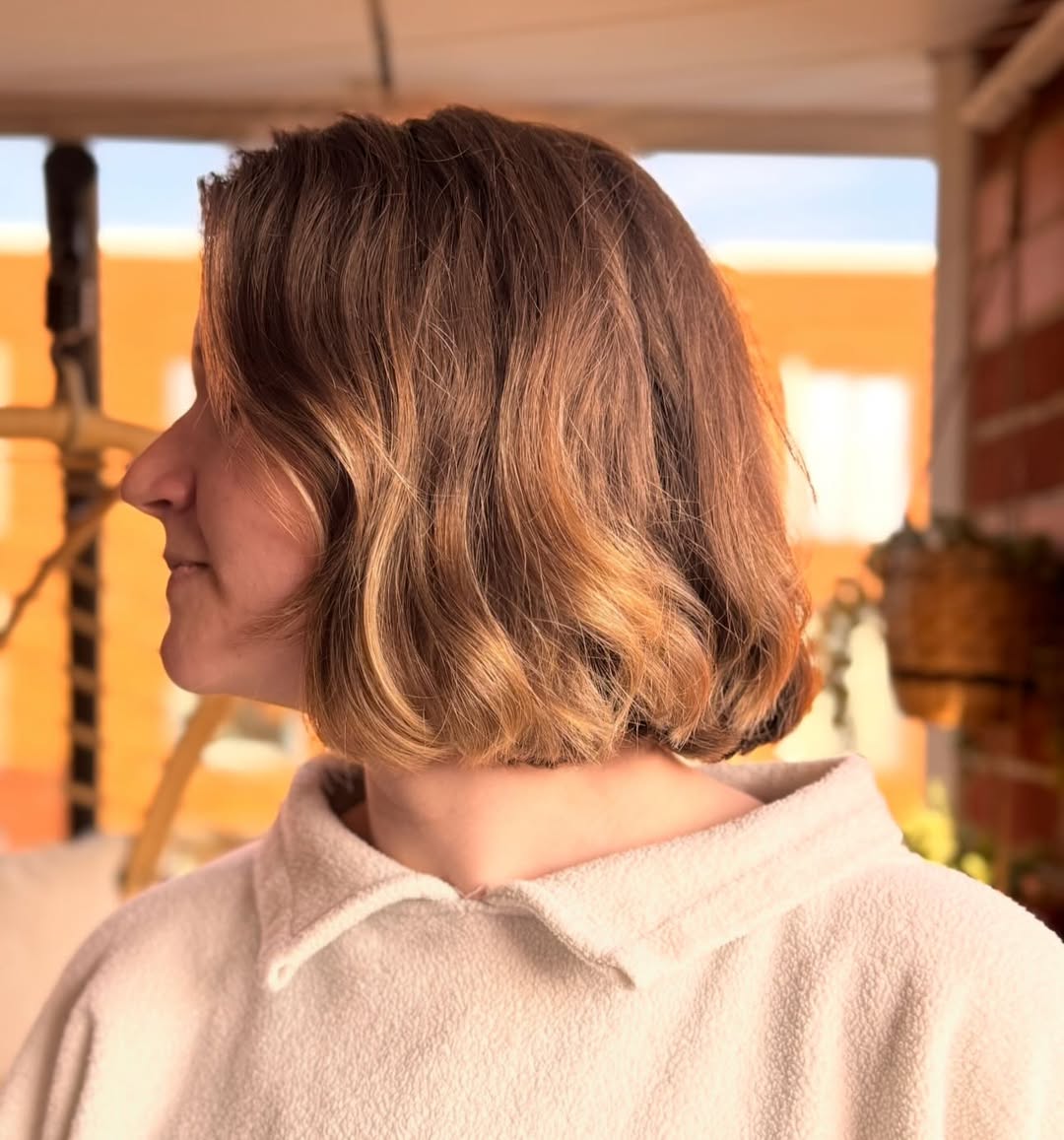 Sun-Kissed Chestnut Waves with Seamless Layers