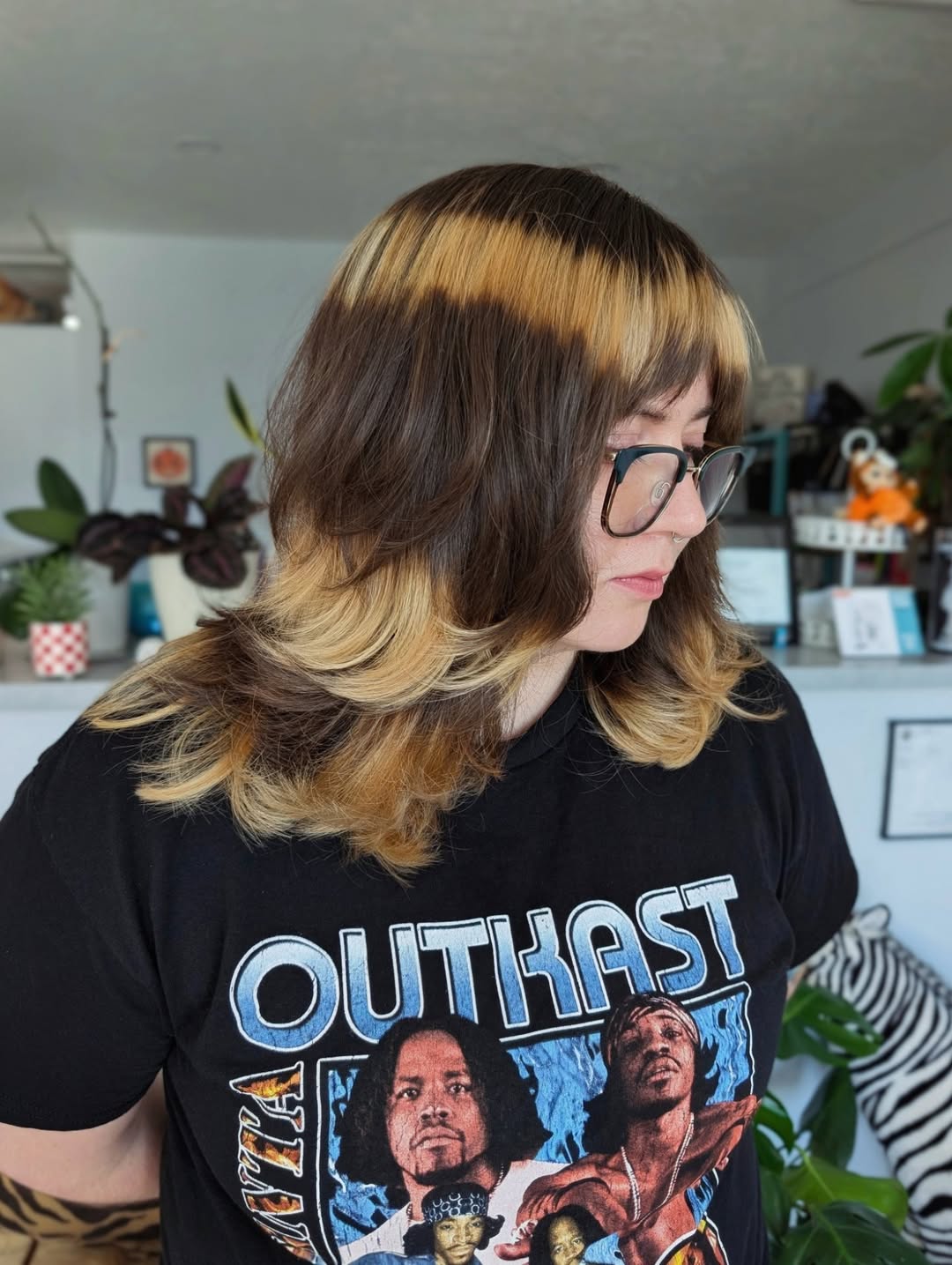 Casual Chestnut Waves with Bold Blonde Highlights