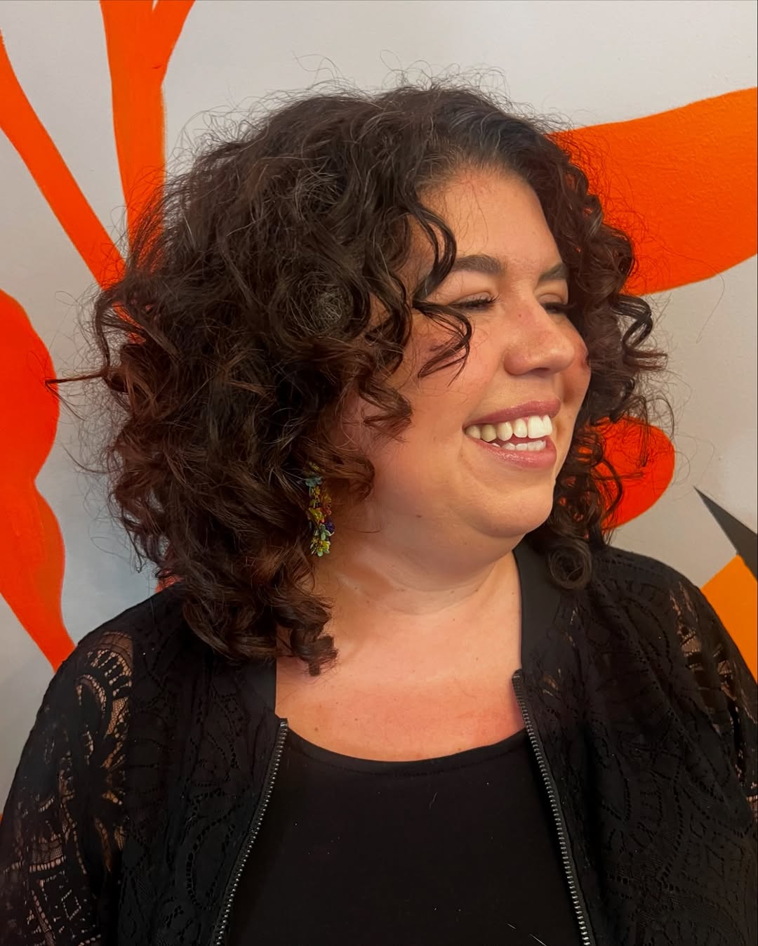 Chic Voluminous Curly Bob with Natural Highlights
