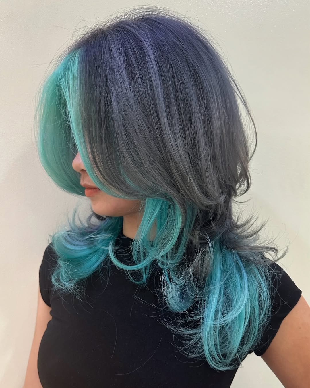 Midnight-Teal Waves with Soft Transition