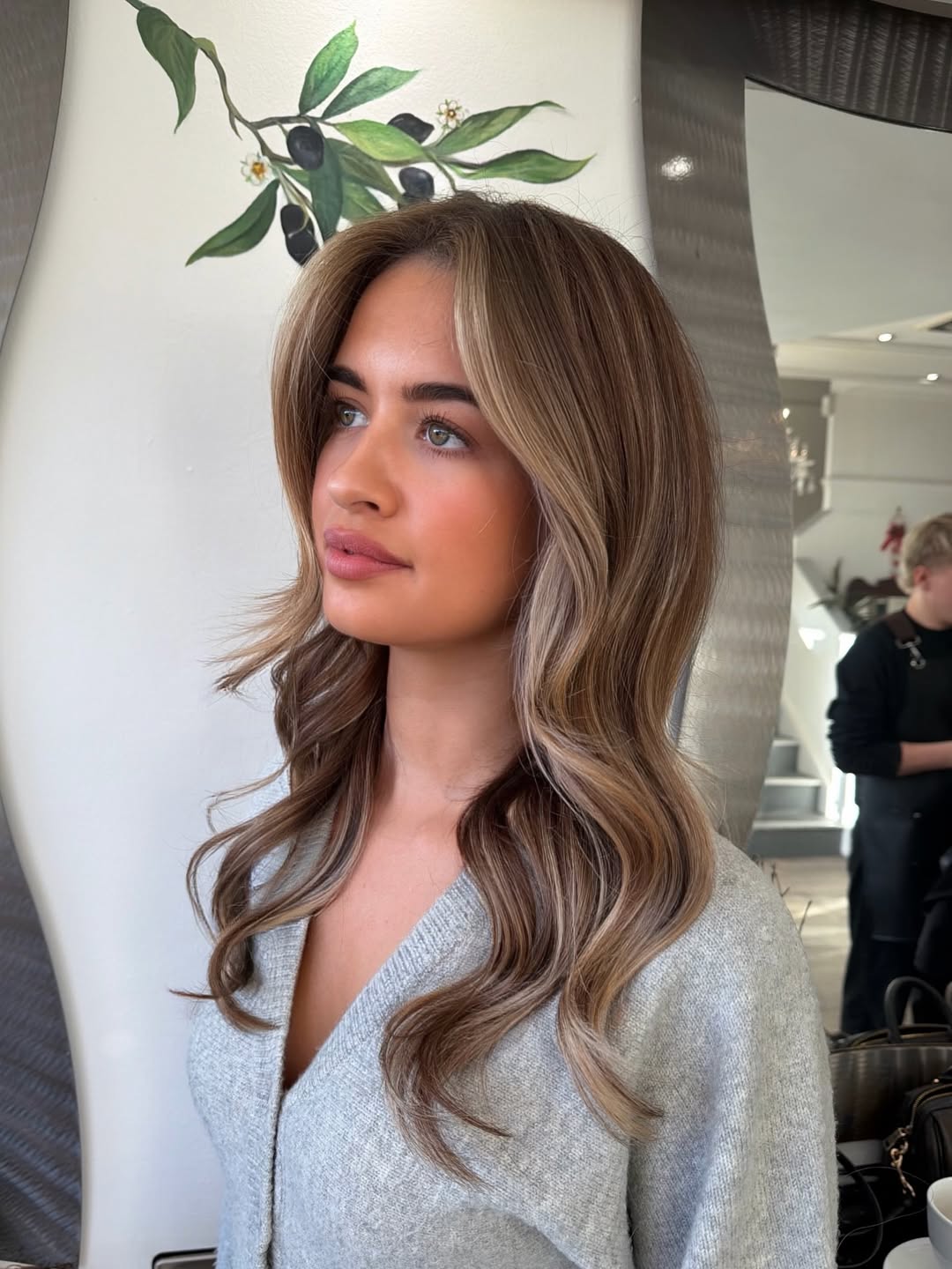 Chic Bronde Lob with Flowing Waves
