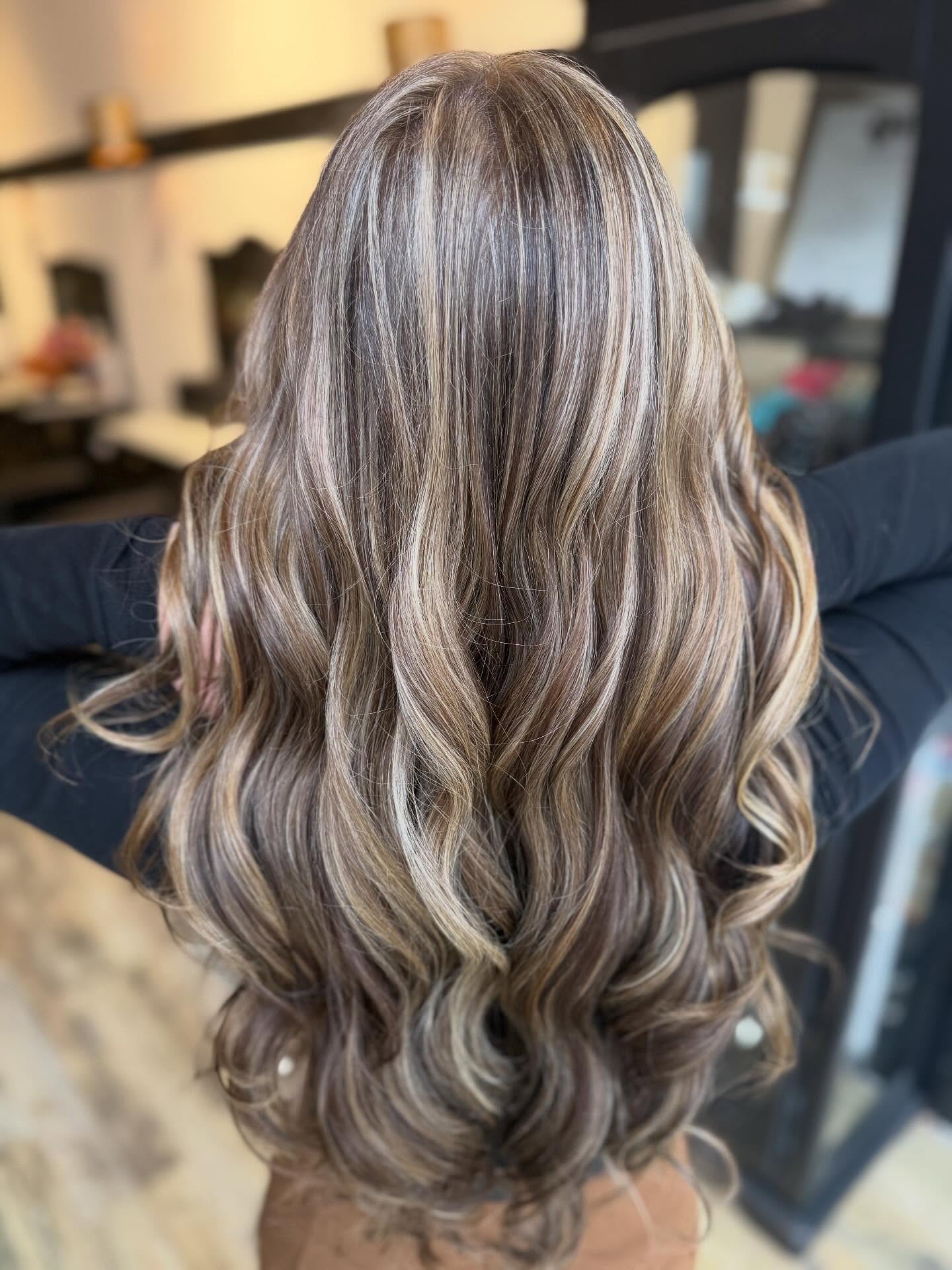Rich Soft Beige Waves with Subtle Dimension