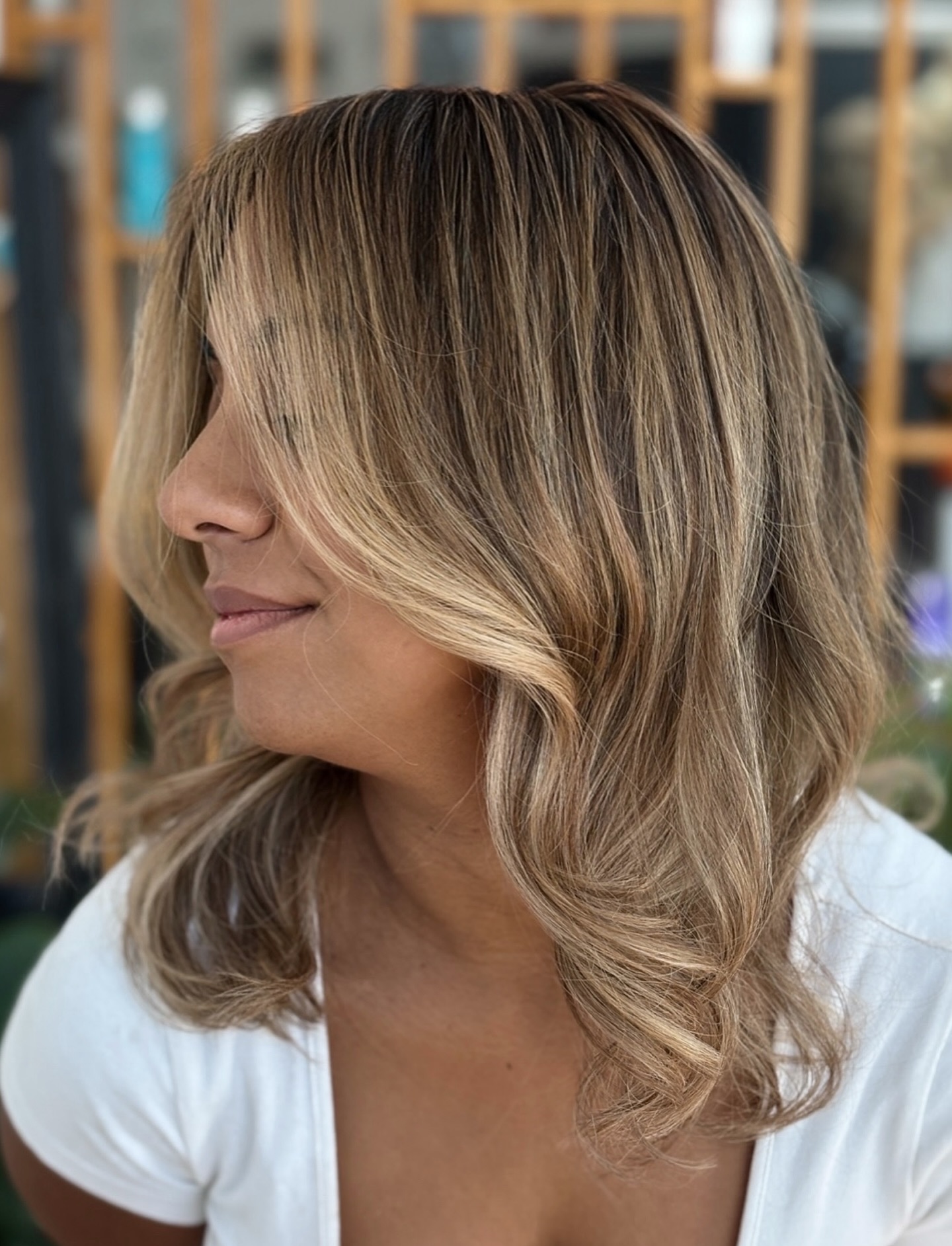 Soft Beige Cascading Layers with Gentle Movement