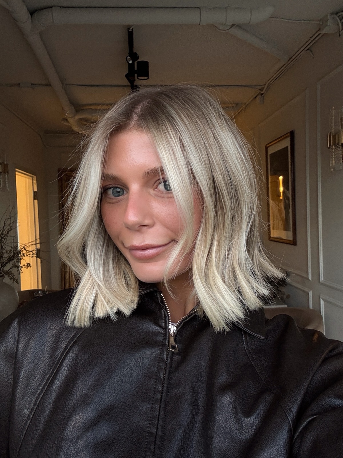 Chic Ash-Blonde Blunt Bob with Illuminating Highlights