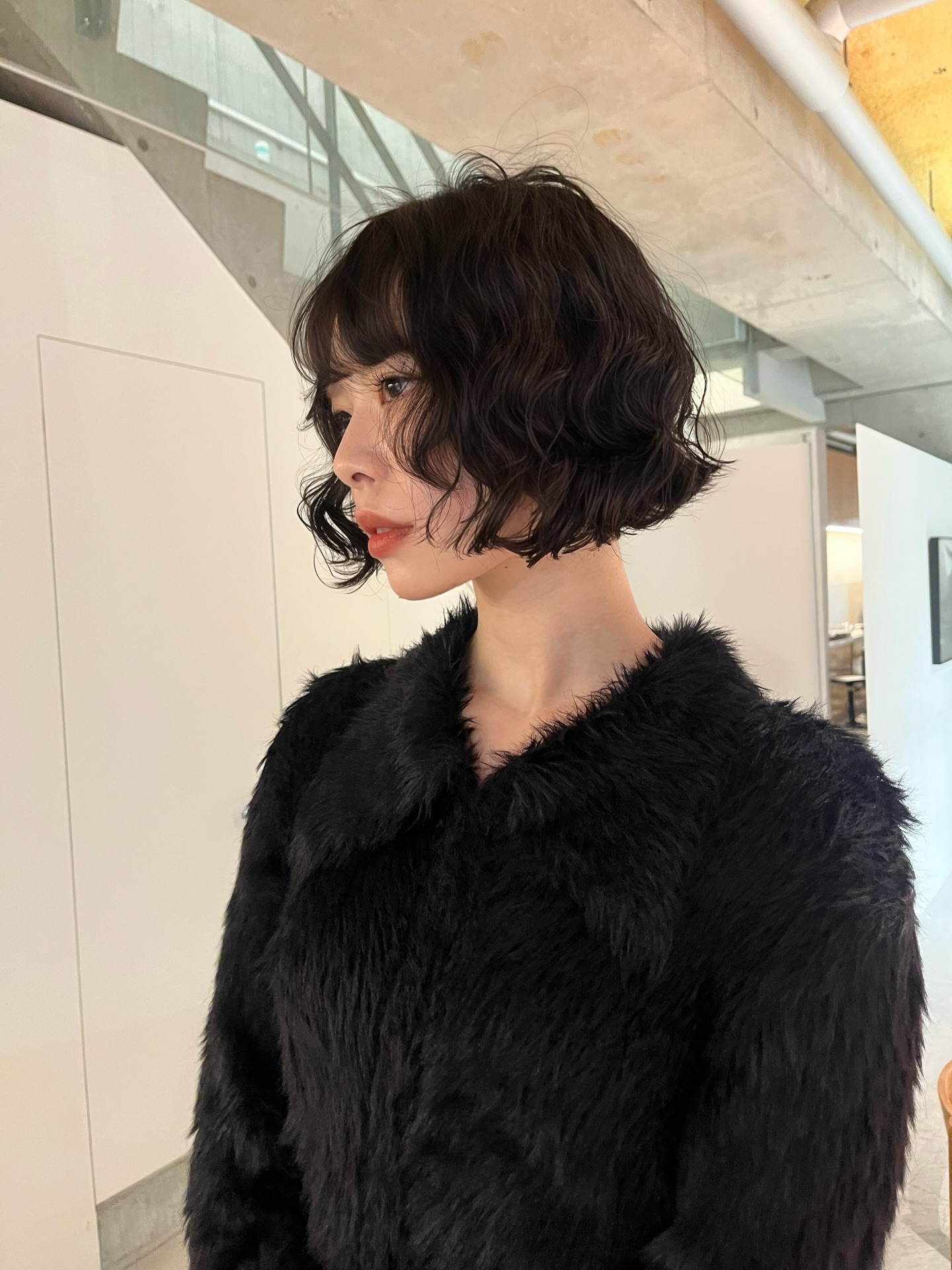 Chic Textured Wavy Bob with Natural Movement
