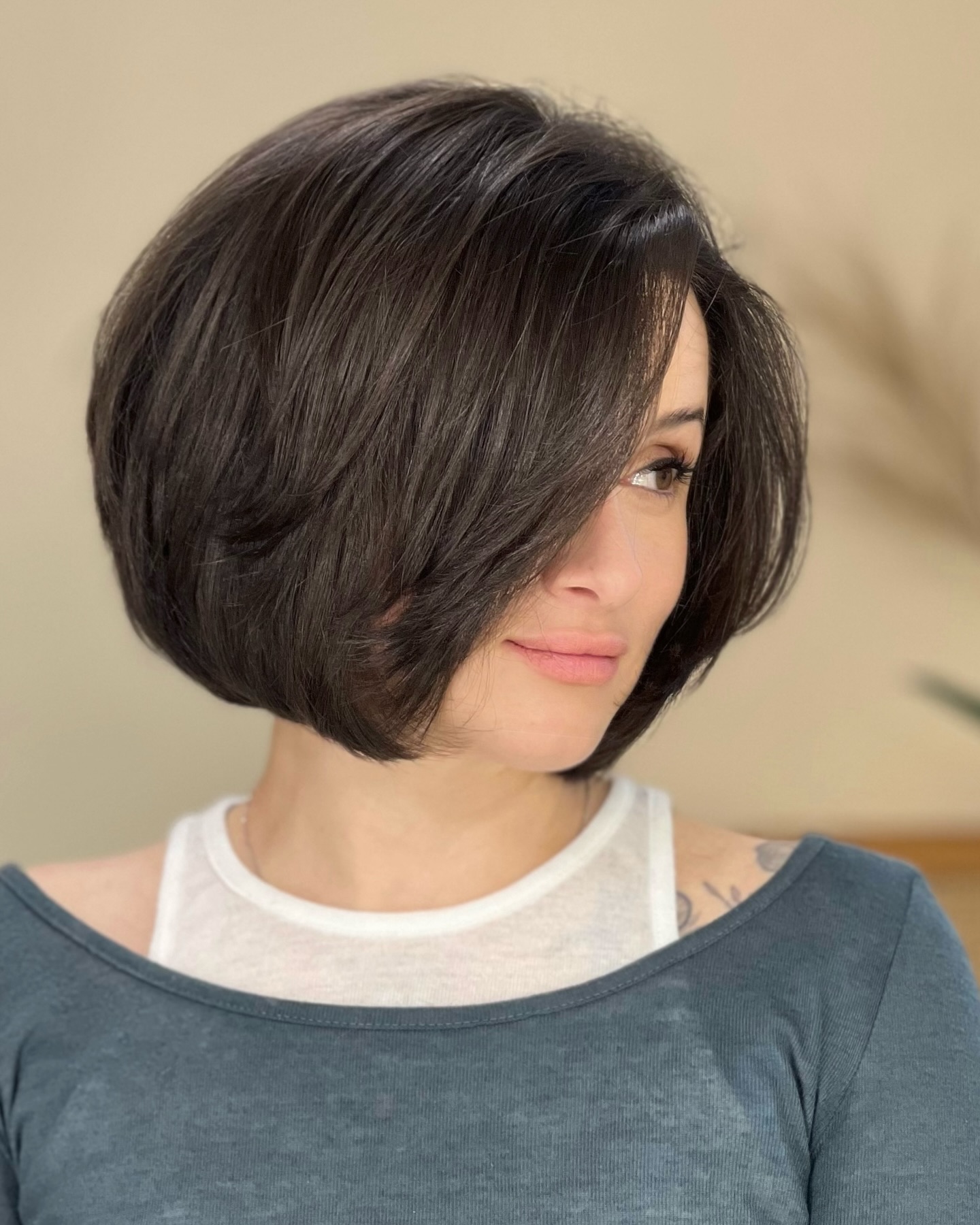 Glossy Dark-Chocolate Bob with Rounded Silhouette and Face-Framing Layers
