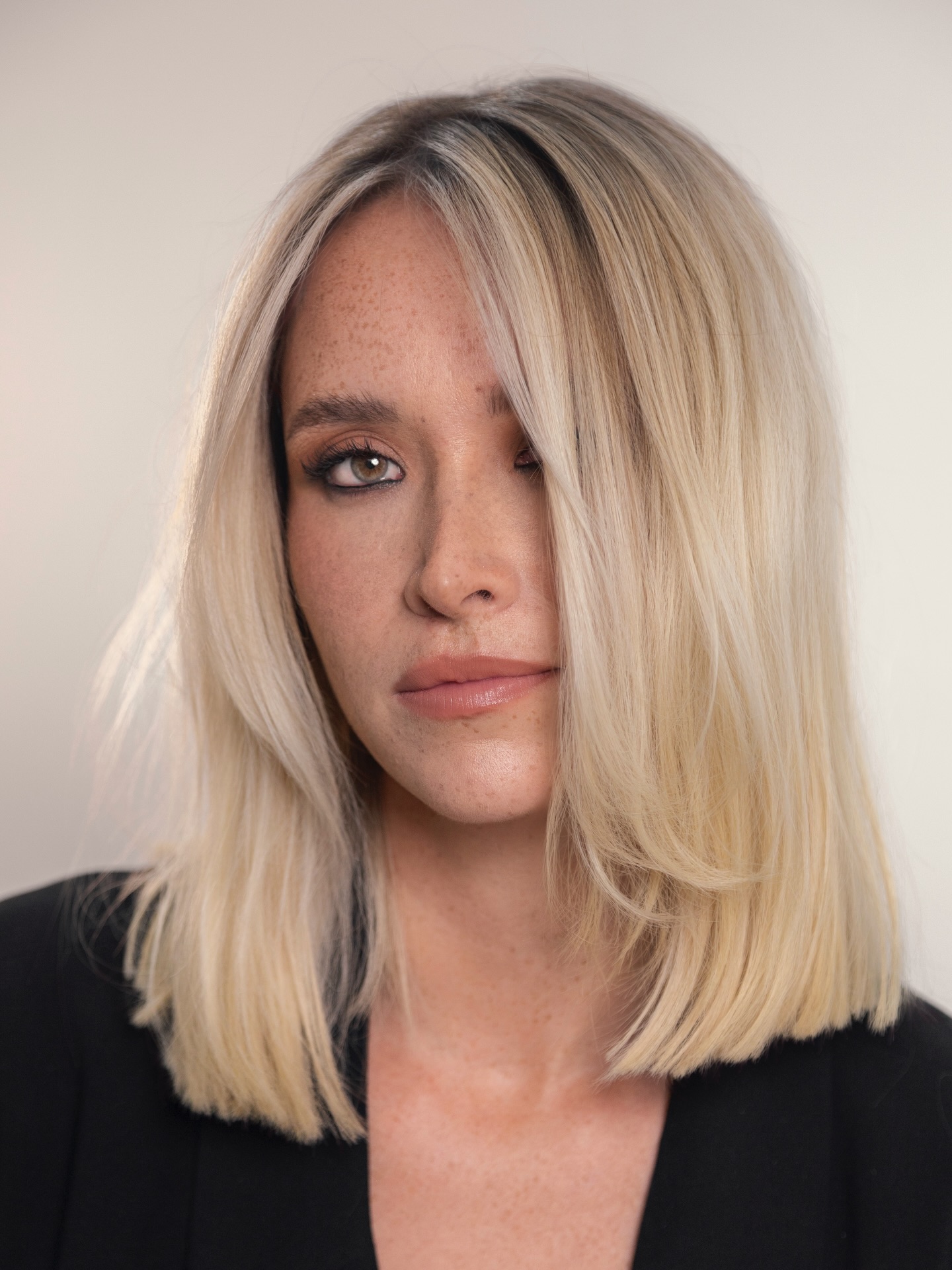 Platinum Shadow-Root Blunt Lob with Soft Face-Framing