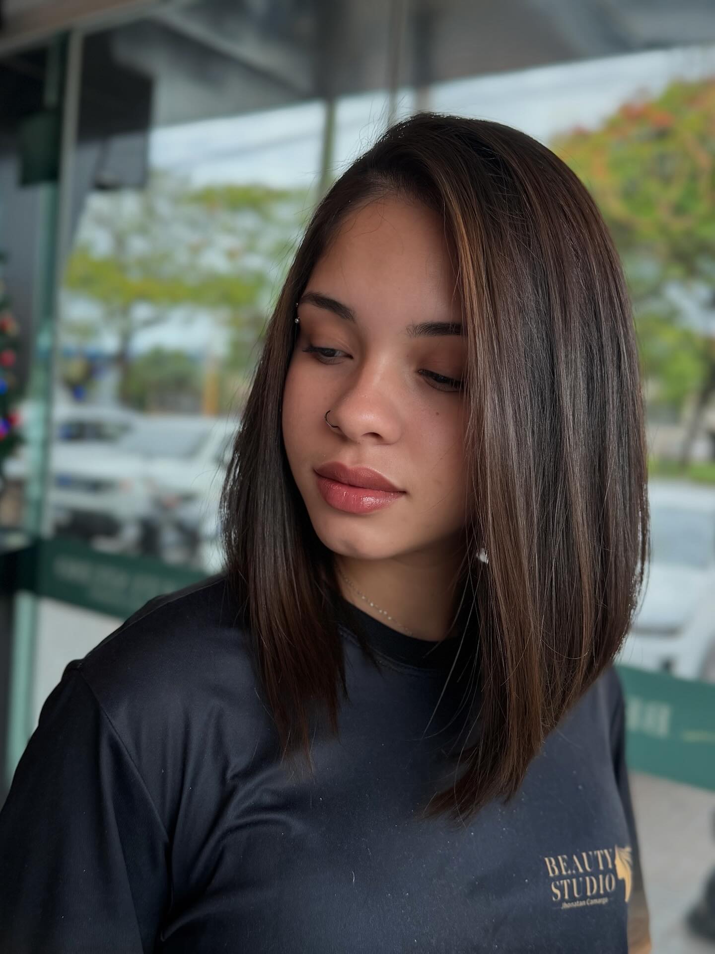 Sleek Angled Lob with Soft Face-Framing Highlight
