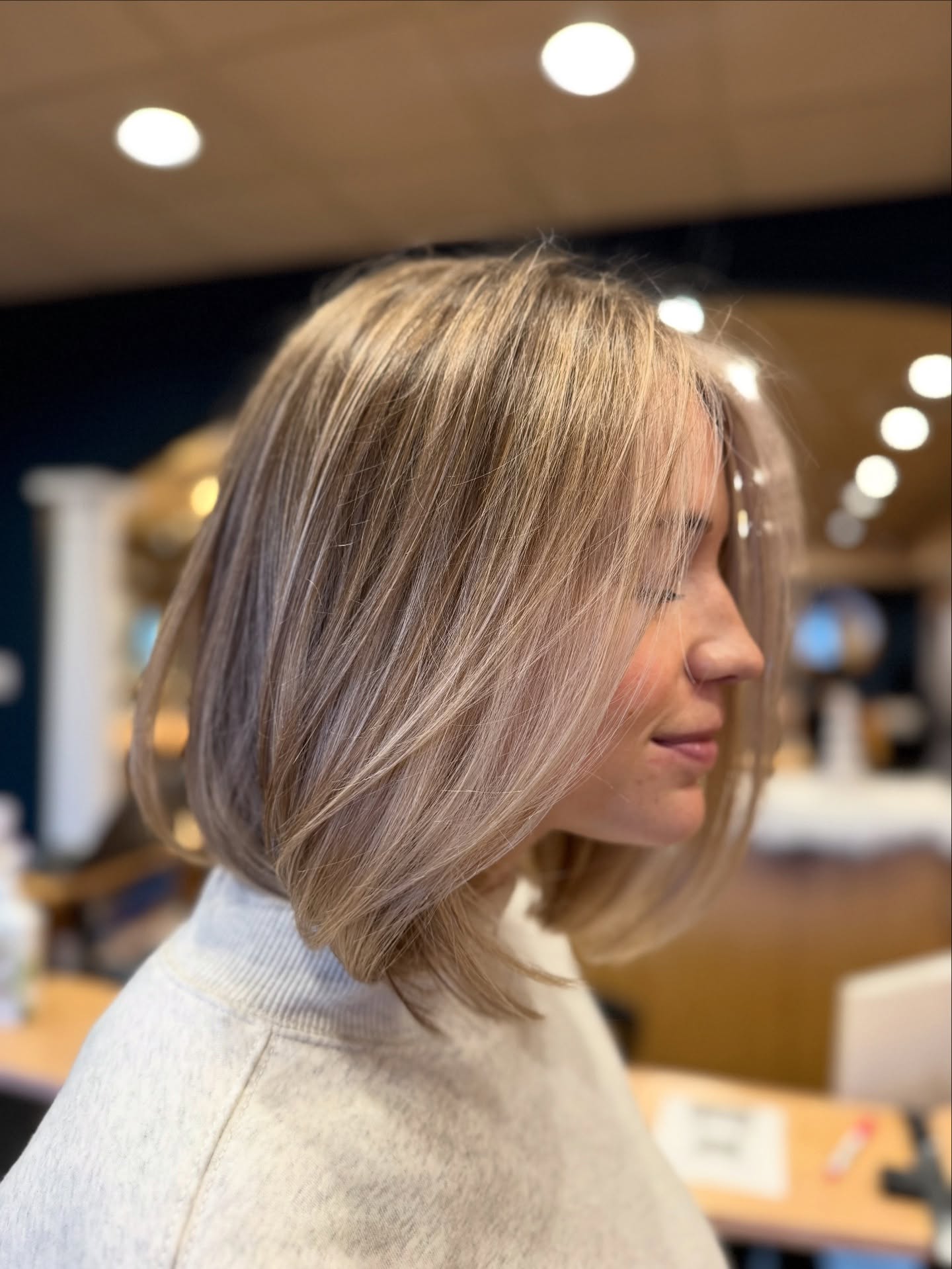Soft Curtain-Framed Collarbone Lob with Subtle Interior Graduation