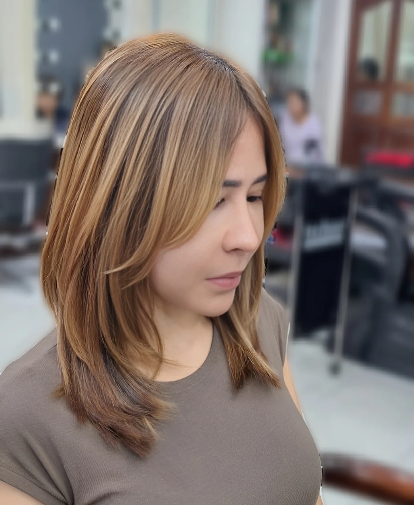 Soft Face-Framing Mid-Length Cut with Blended Root Shadow