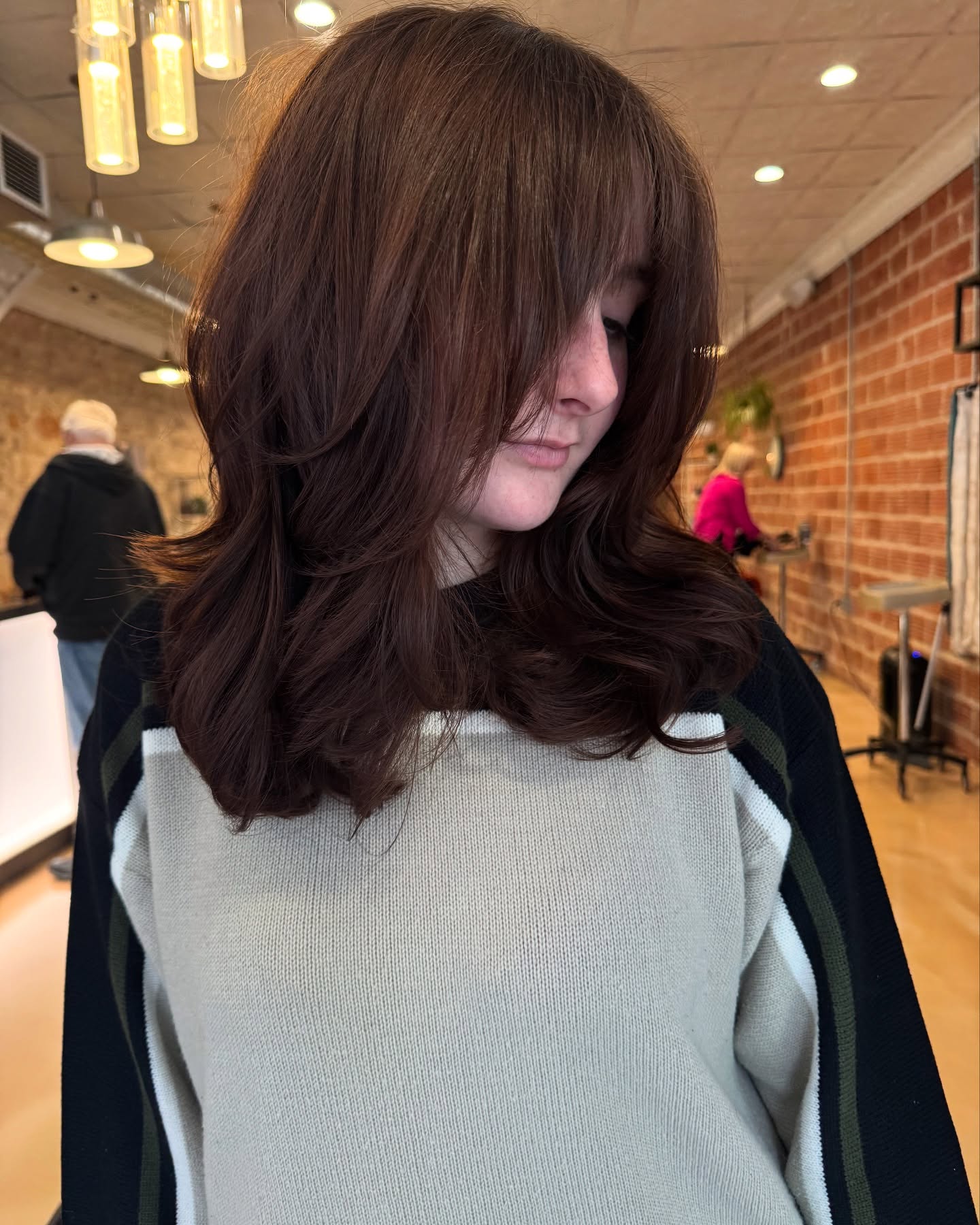 Voluminous Mid-Length Feathered Layers with Blended Face-Framing Fringe