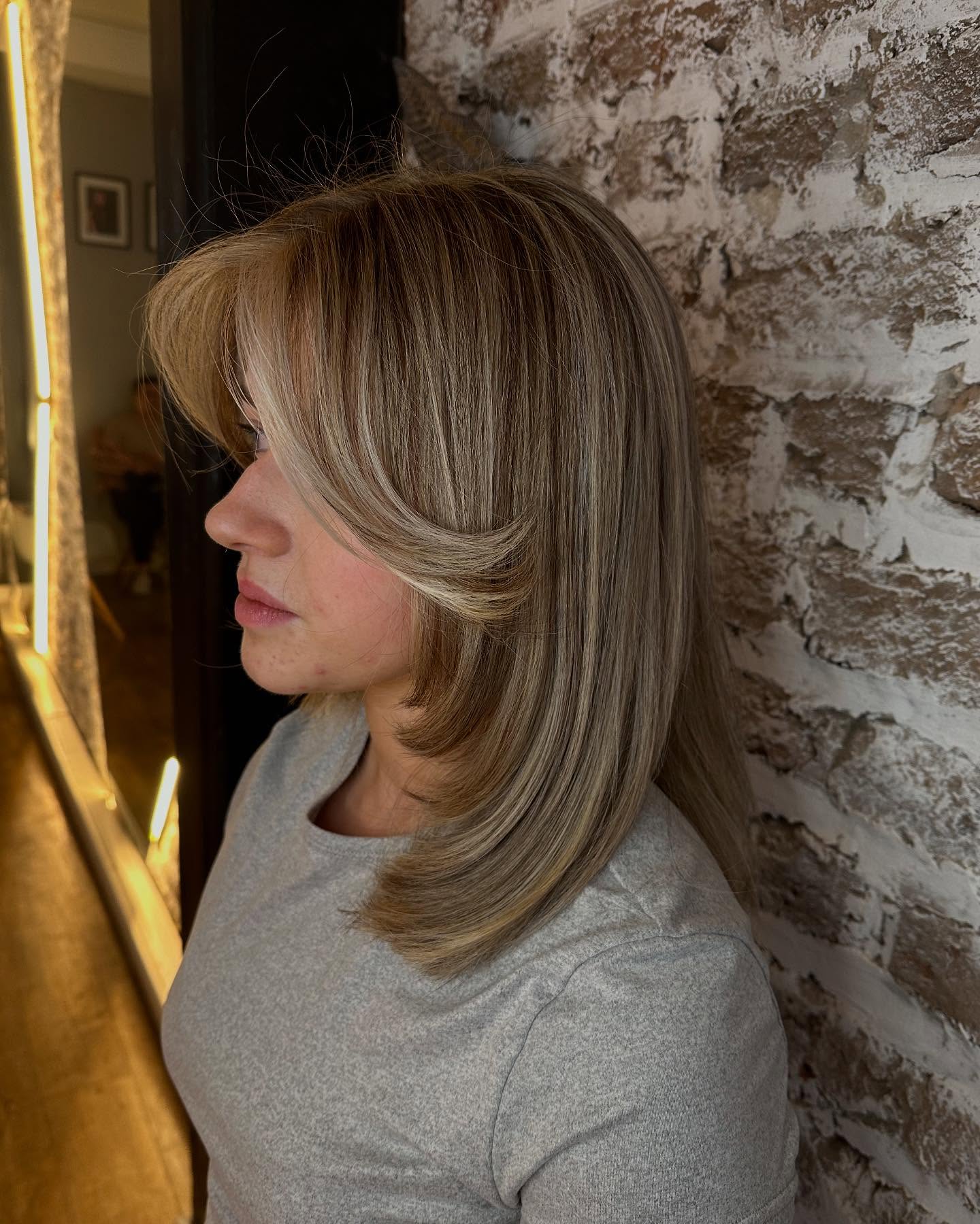 Chic Soft Layered Cut with Face-Framing Highlights