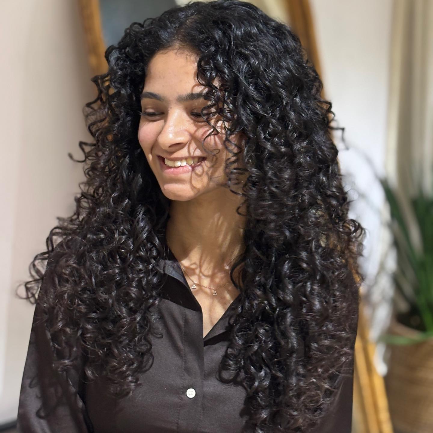 Dynamic Long Curly Layers with Defined Bounce