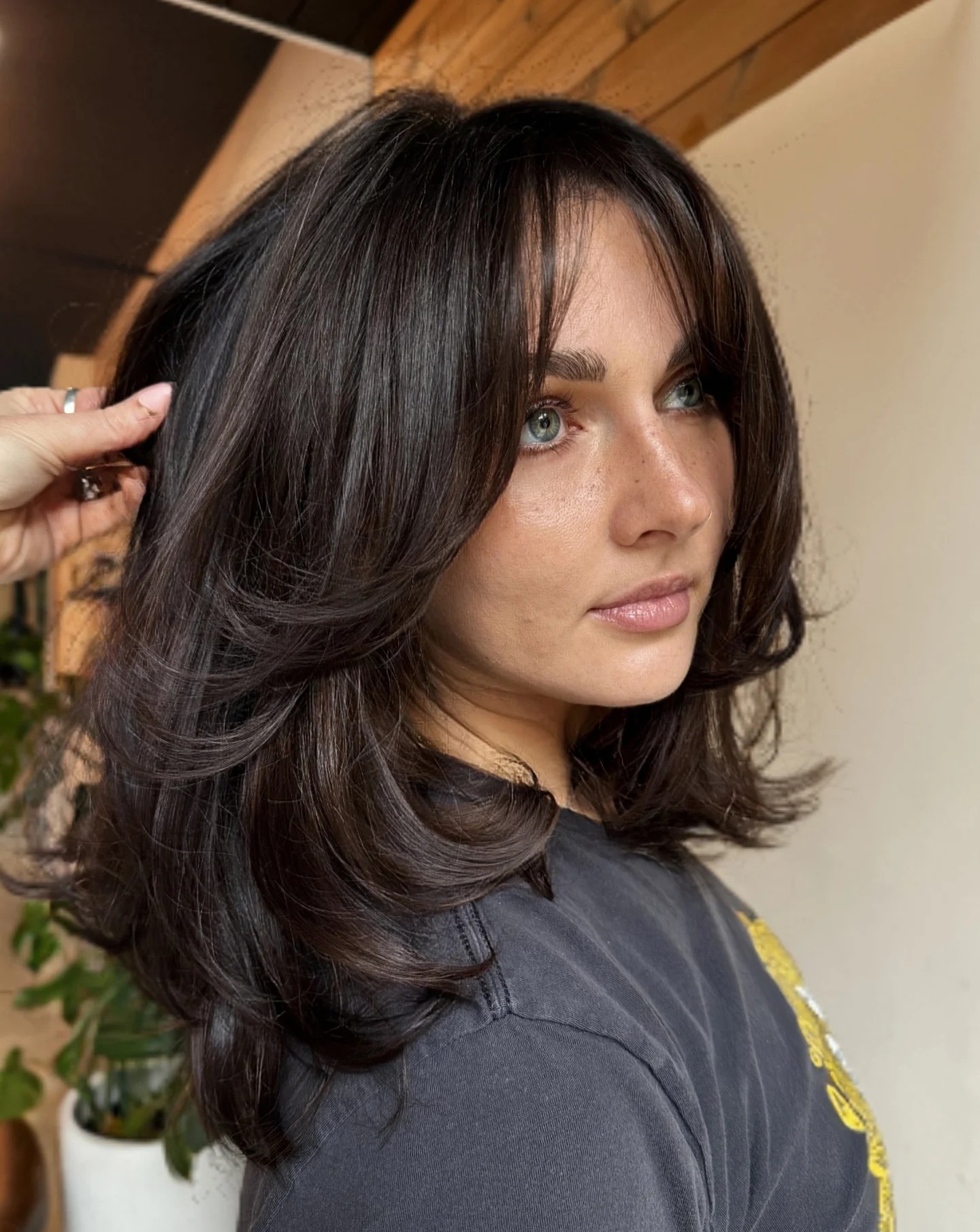 Glossy Rounded Shoulder-Grazing Layers with Soft Face-Framing Fringe