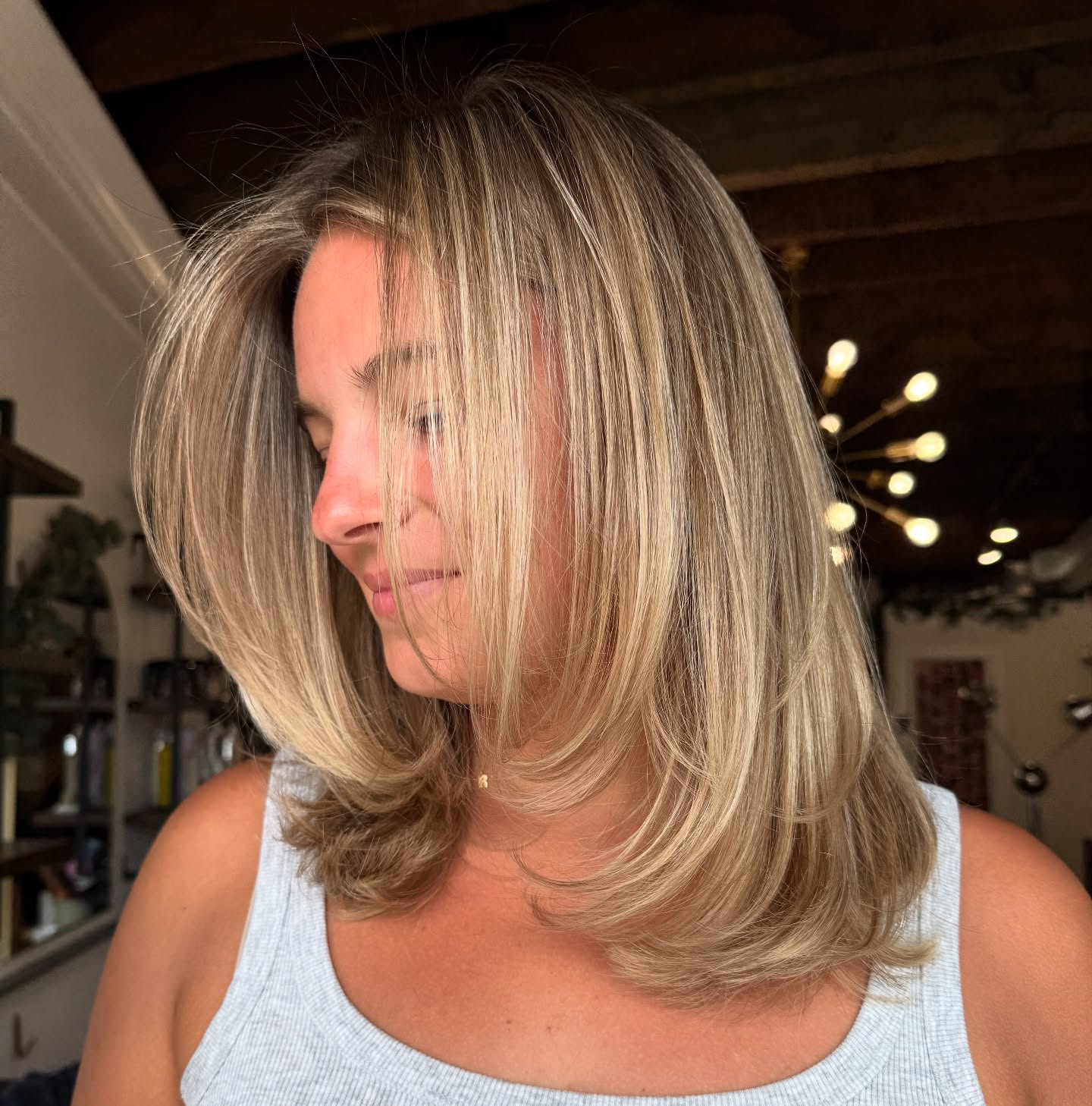 Sun-Kissed Rounded Shoulder-Grazing Layers with Subtle Root Shadow
