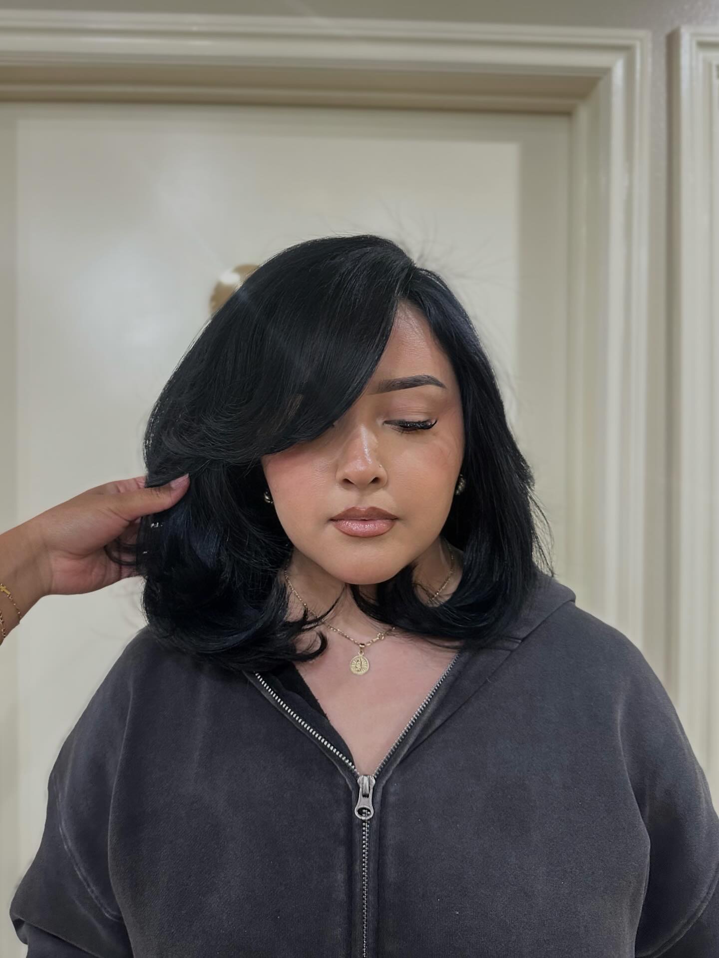 Full-Swept Layered Mid-Length Bob with Rounded Flip