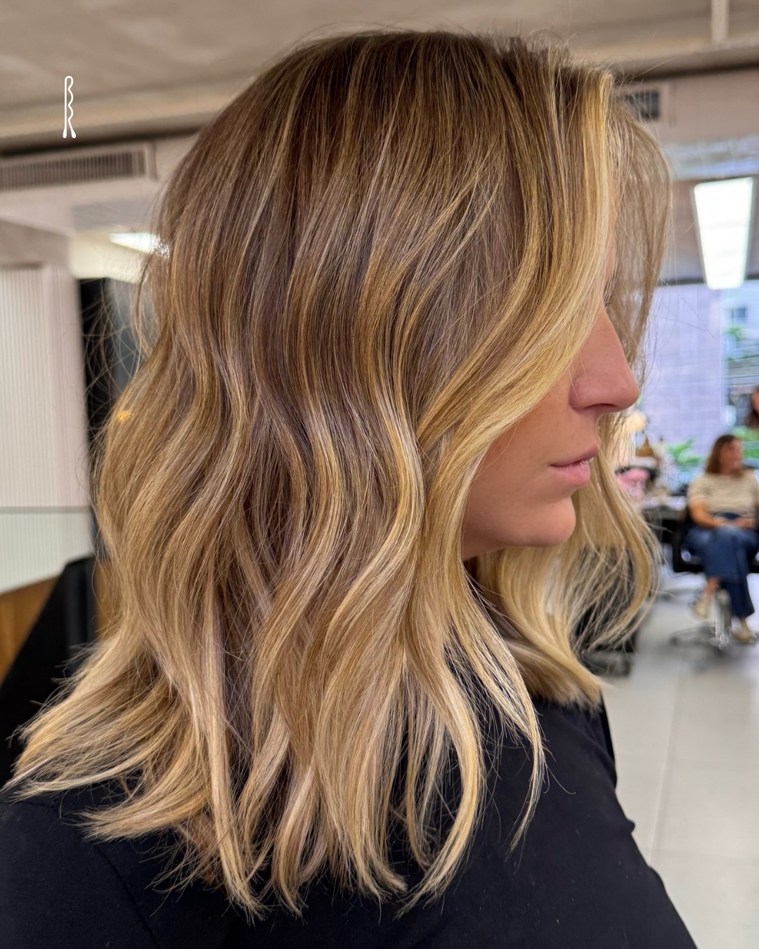 Effortless Beachy Blonde Waves with Subtle Dimension