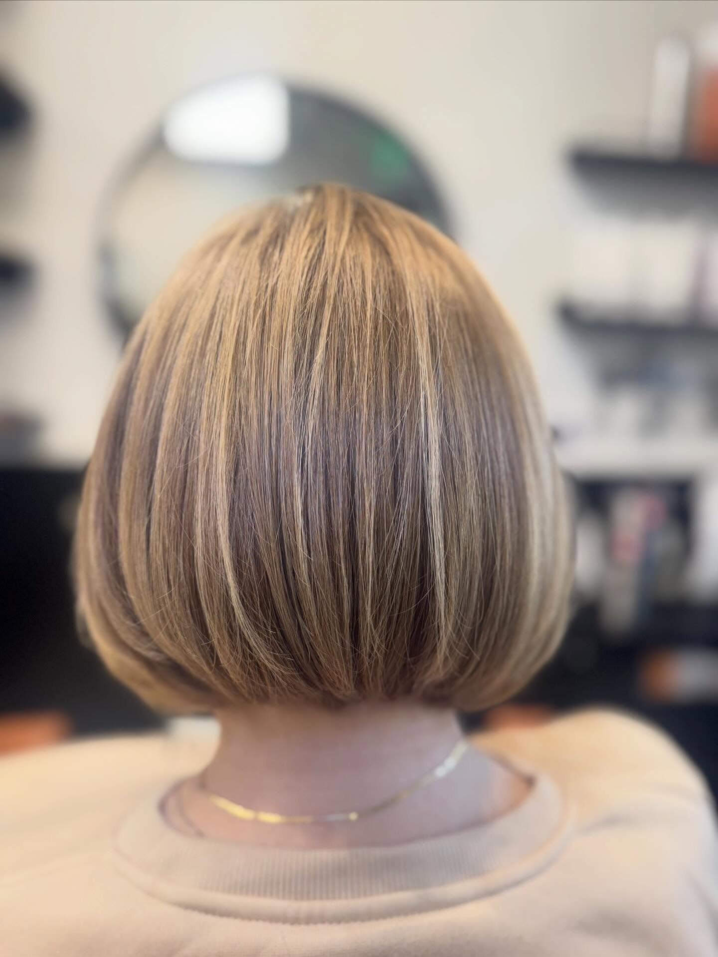 Sleek Blunt Blonde Bob with Subtle Shine