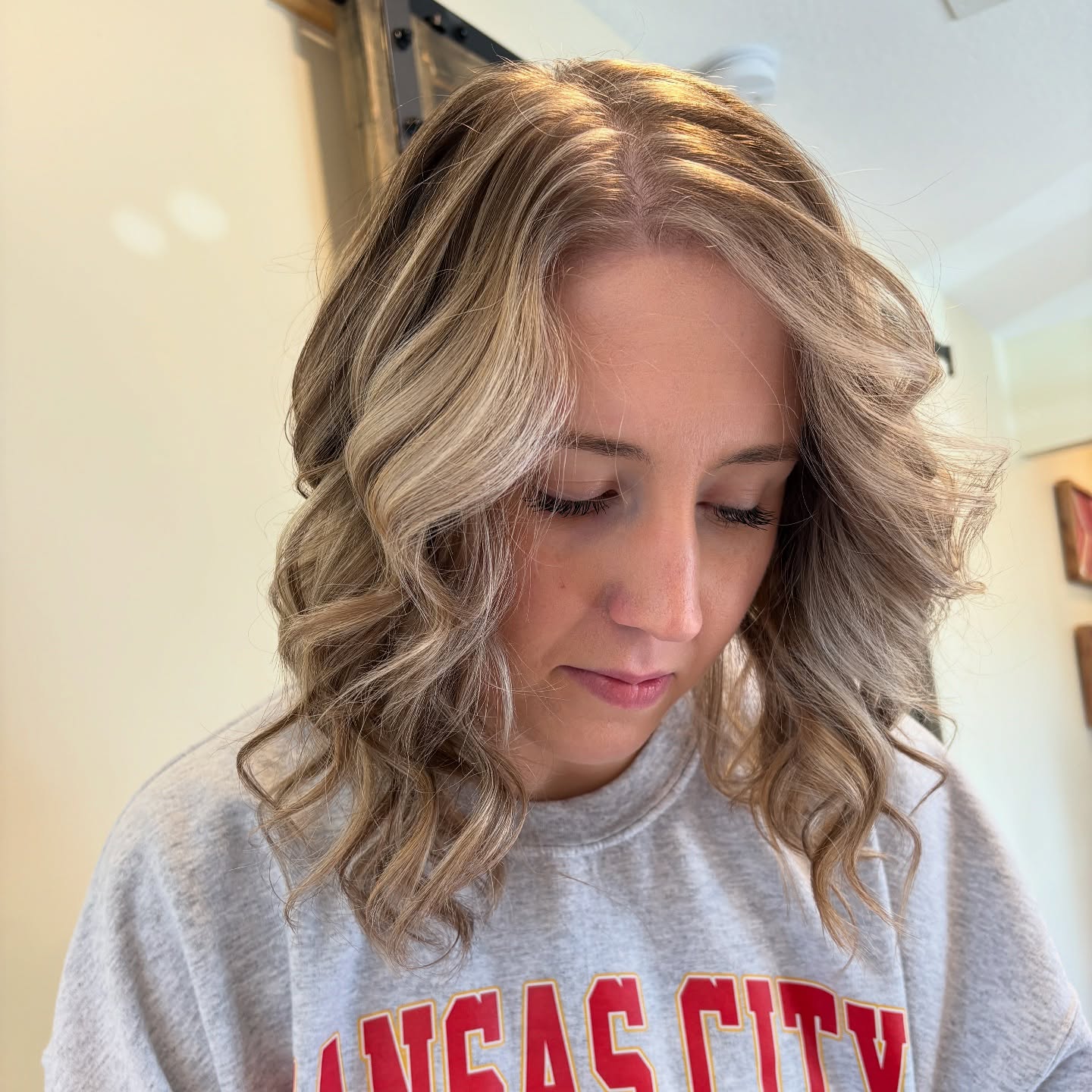 Textured Mid-Length Waves with Soft Highlights
