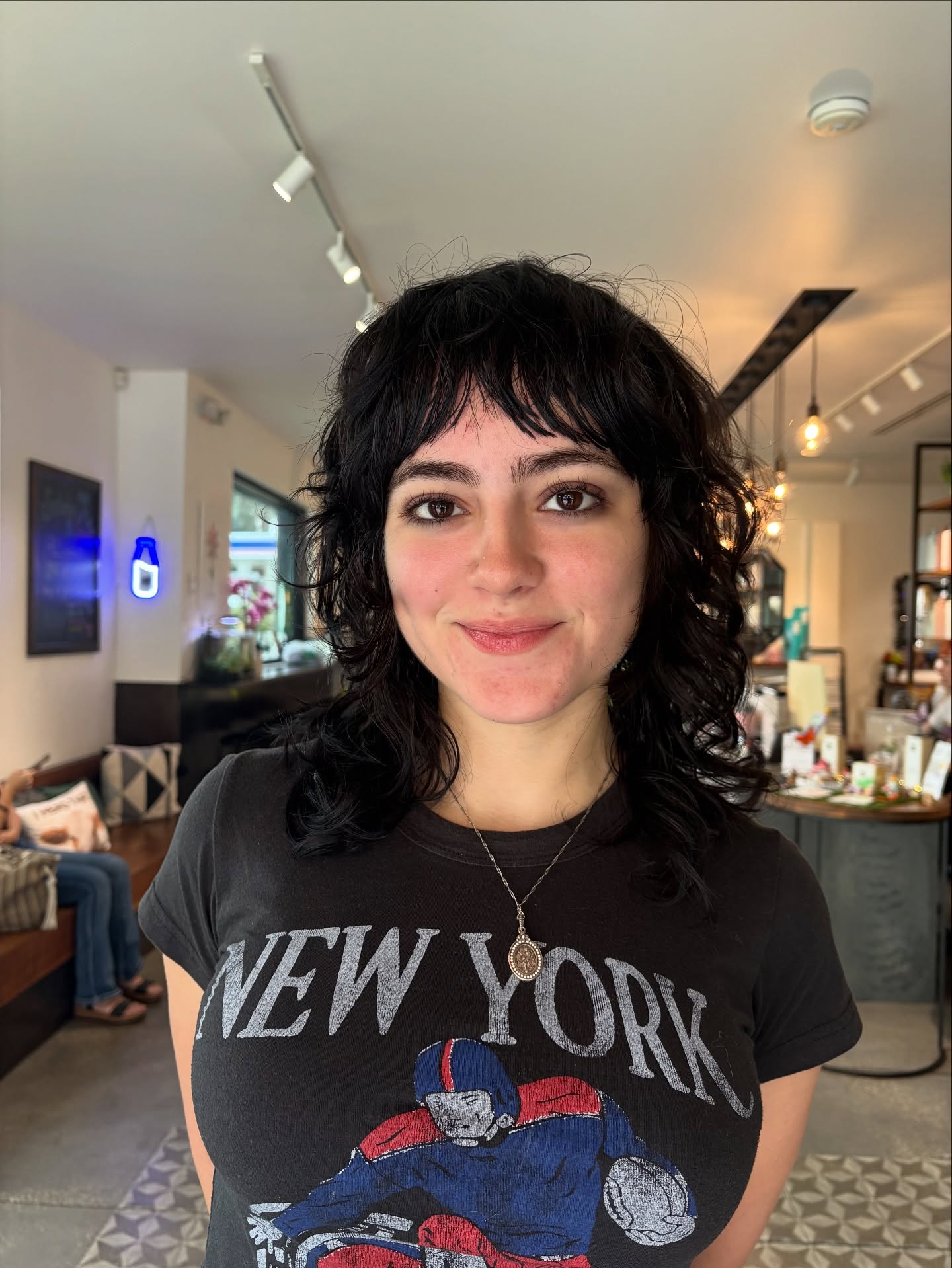 Chic Curly Shoulder-Length Cut with Textured Layers
