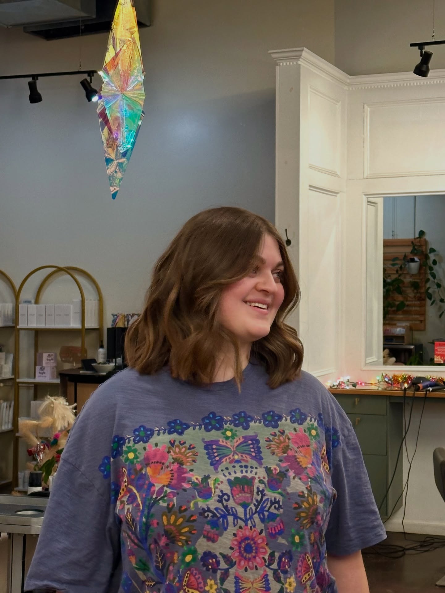 Chic Layered Shoulder-Length Cut with Soft Waves