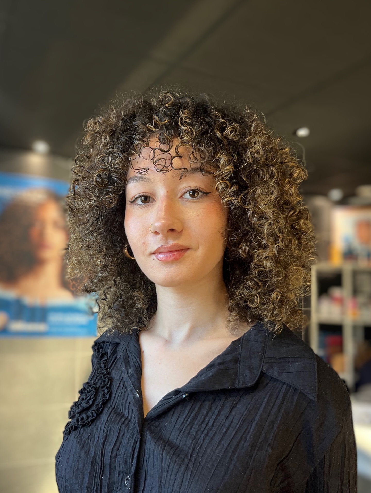 Chic Medium Curly Cut with Defined Volume