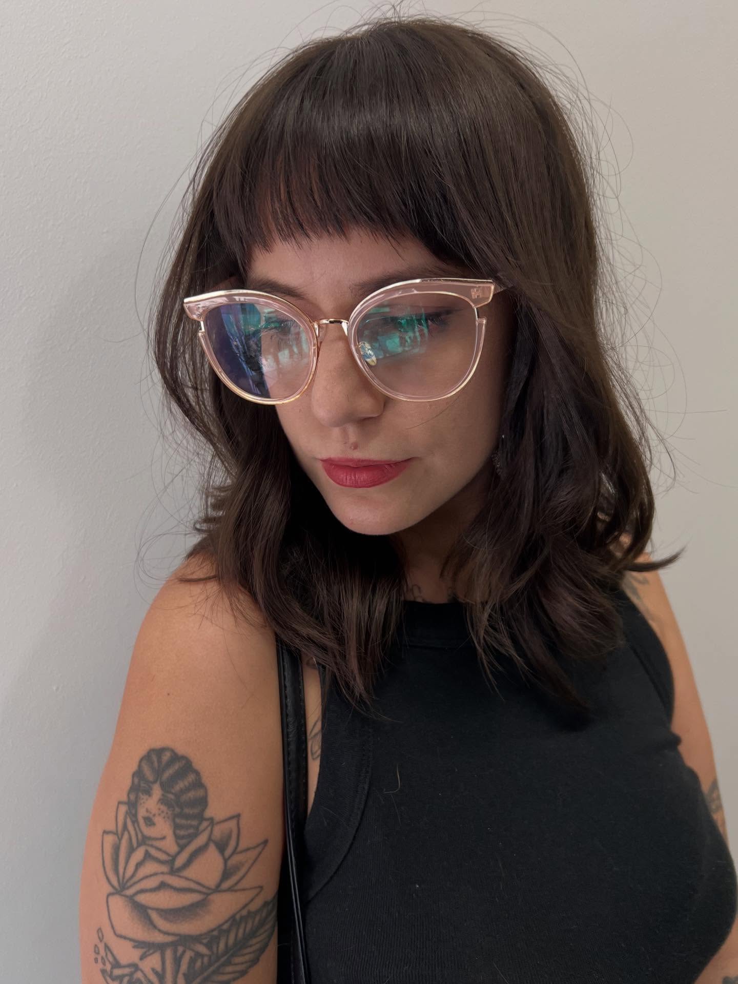 Chic Medium Haircut with Subtle Face-Framing Layers