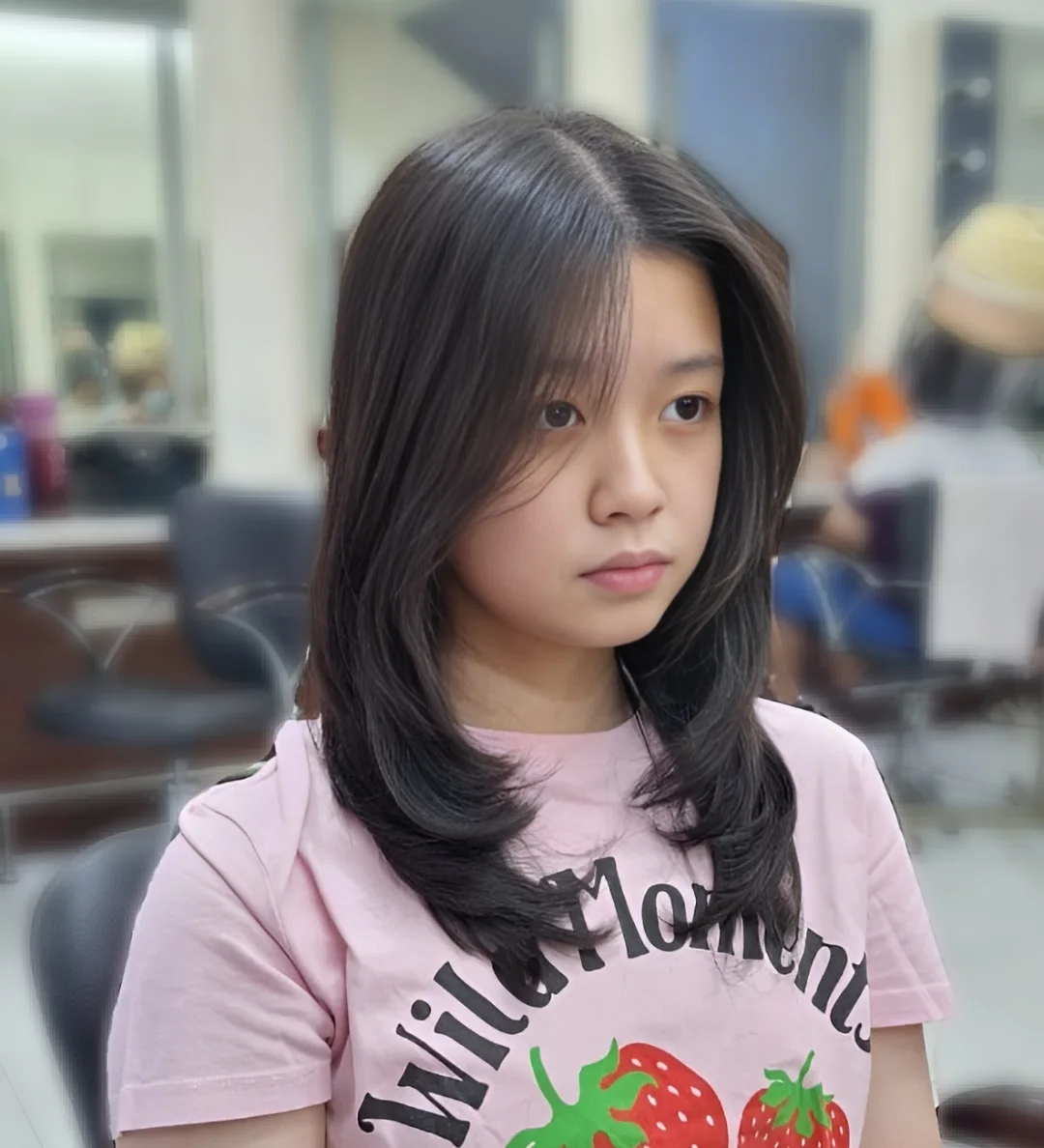 Stylish Medium Cut with Soft Layered Movement