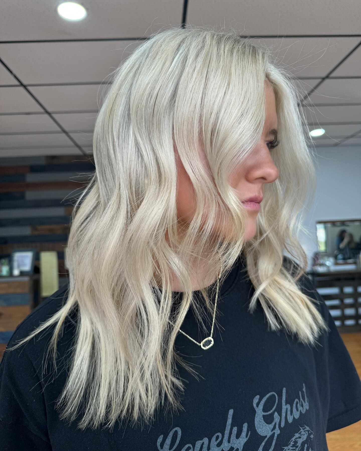 Chic Textured Blonde Waves with Soft Layers