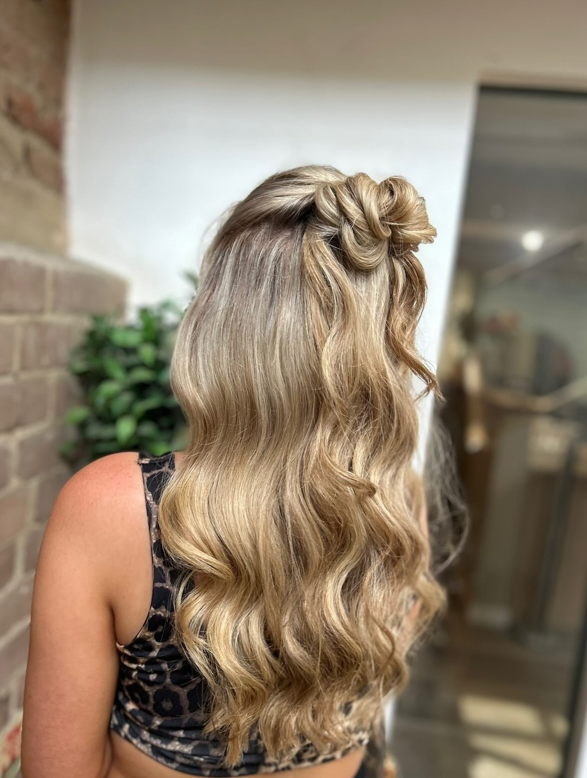 Soft Cascading Waves with Half-Up Twist