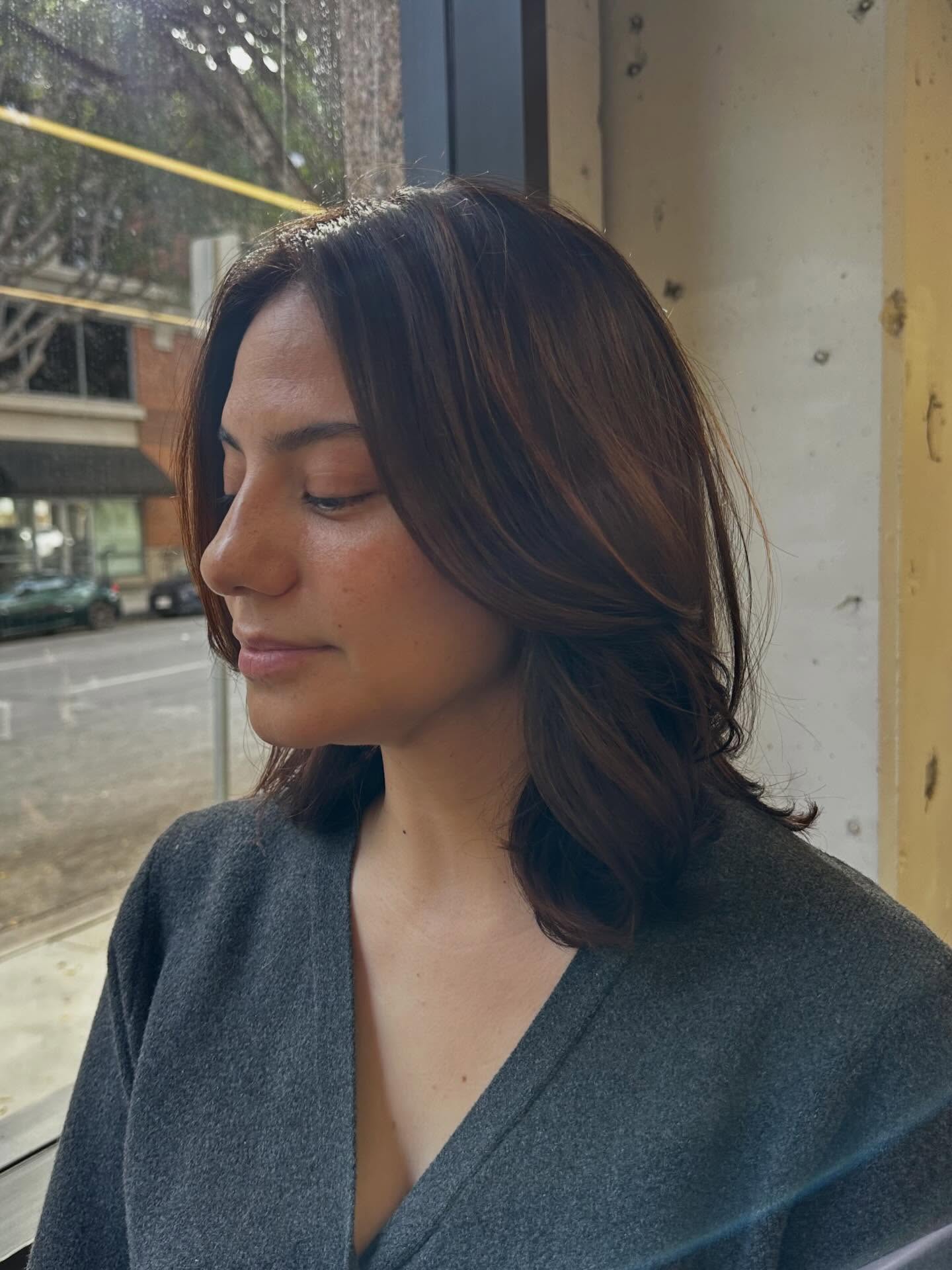 Chic Layered Shoulder-Length Cut with Natural Movement