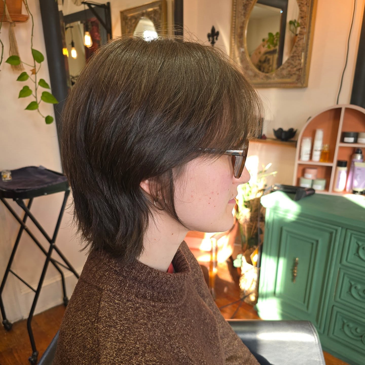 Chic Layered Shoulder-Length Cut with Subtle Fringe