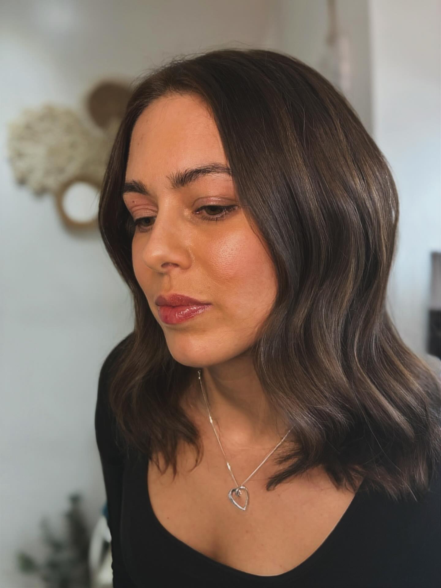 Chic Softly Textured Shoulder-Length Cut with Gentle Waves