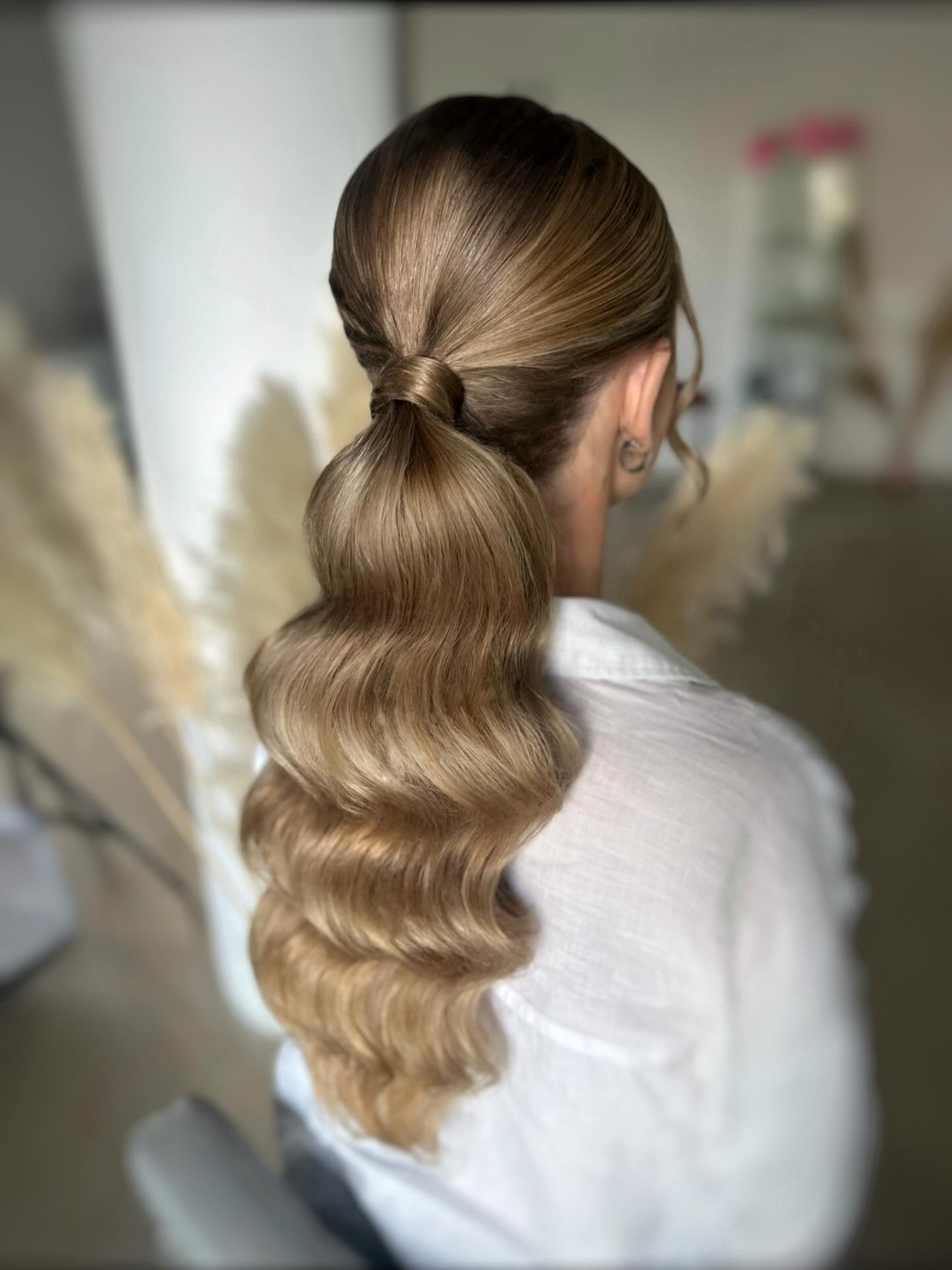 Classic Wavy Ponytail with Glossy Finish