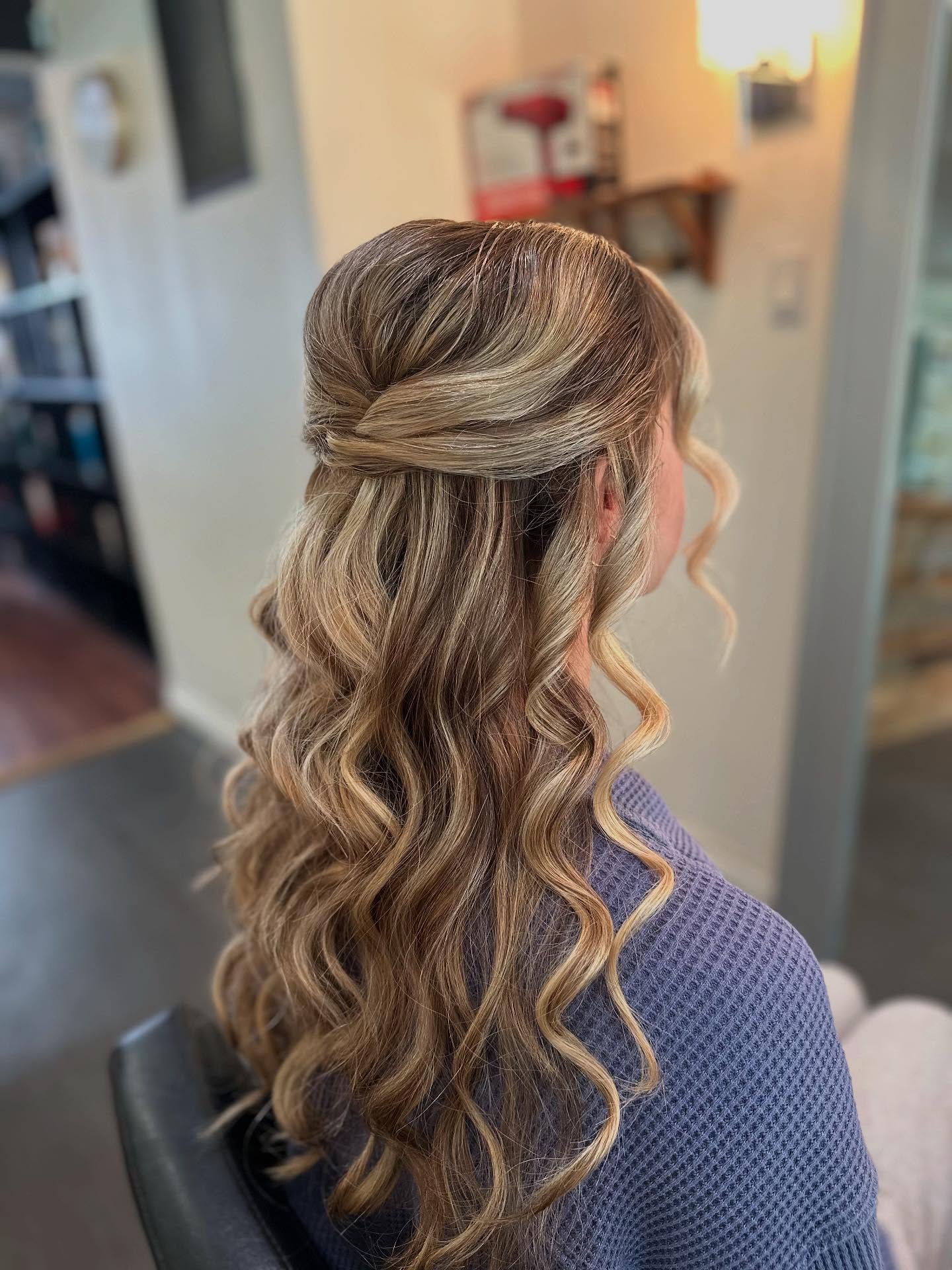 Elegant Half-Up Loose Curls with Subtle Highlights