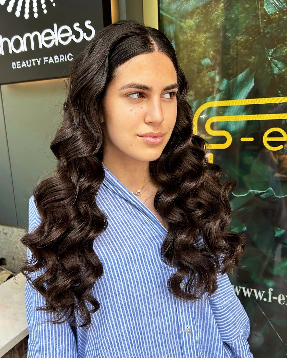 Glamorous Voluminous Curls with Deep Shine