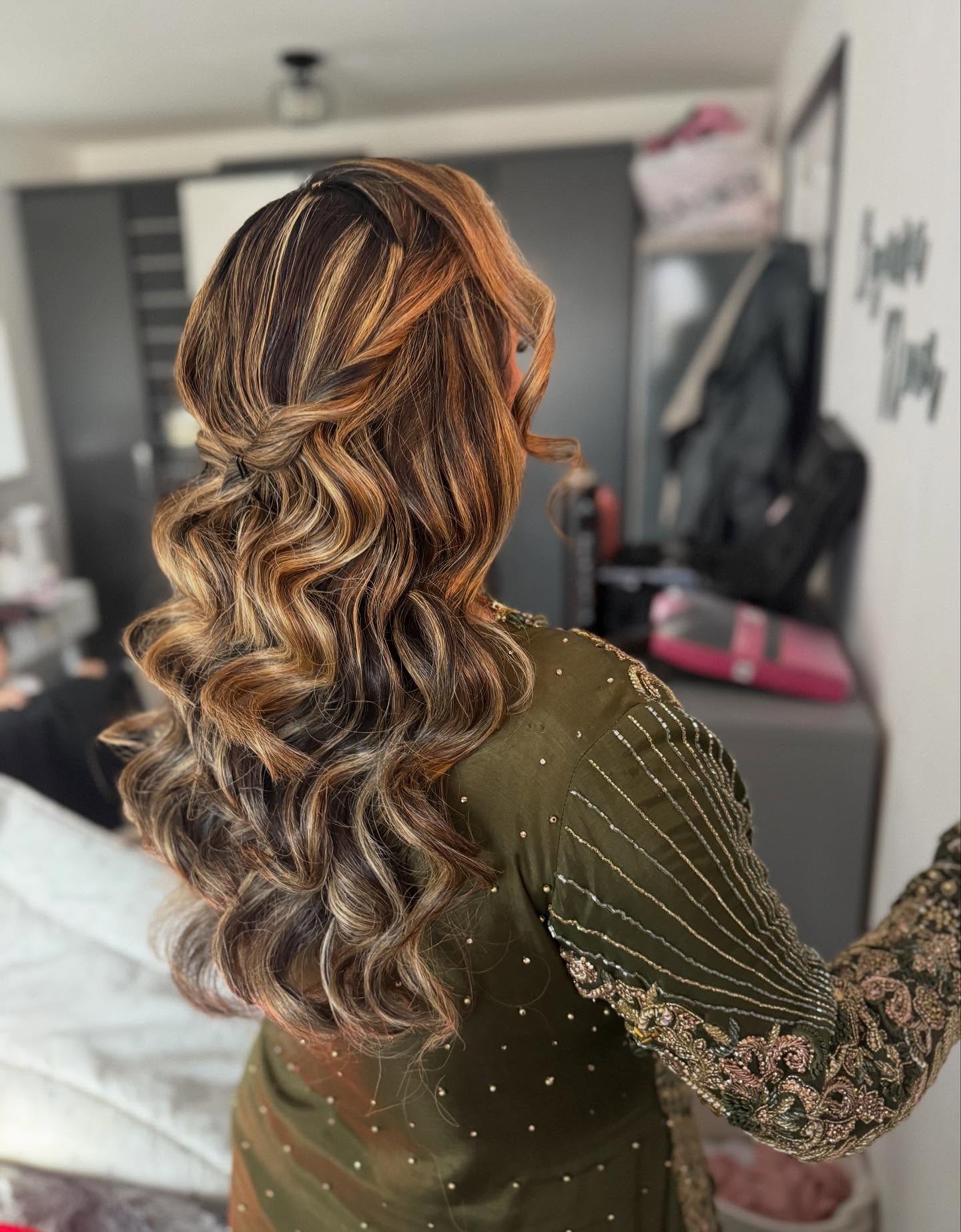 Luxurious Long Waves with Subtle Highlights