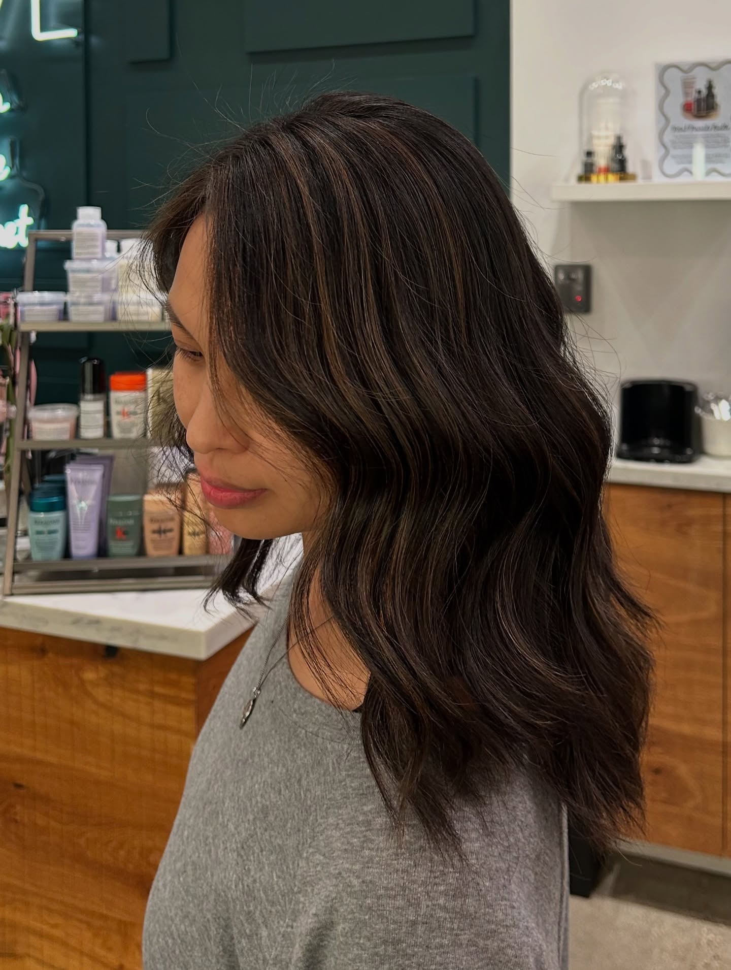 Textured Wavy Mid-Length Cut with Subtle Highlights