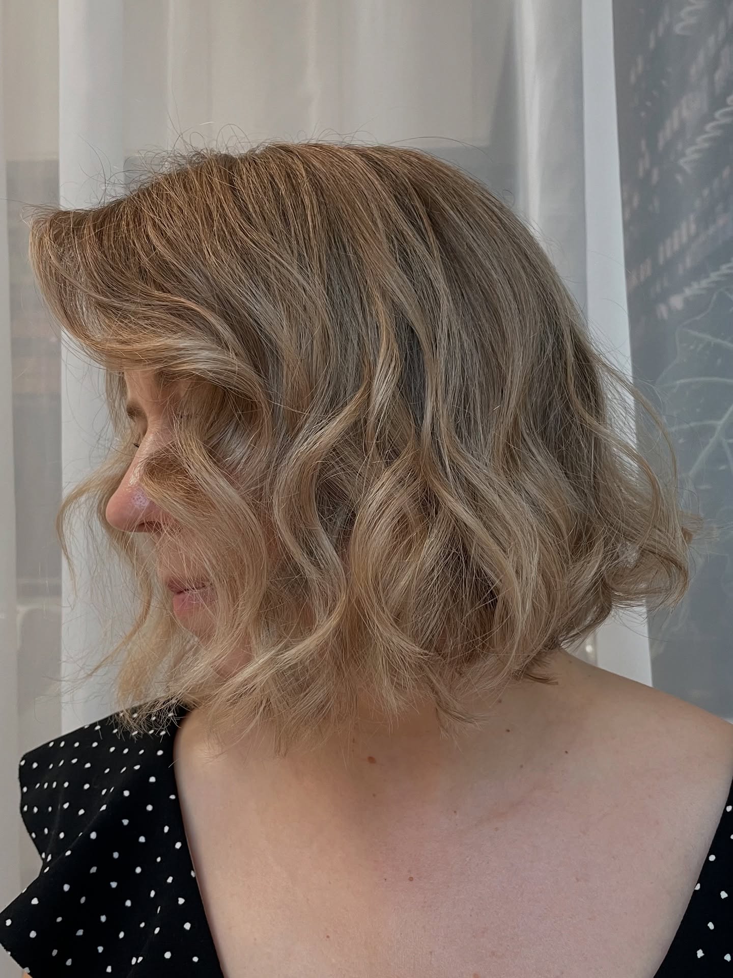 Chic Textured Wavy Bob with Soft Volume