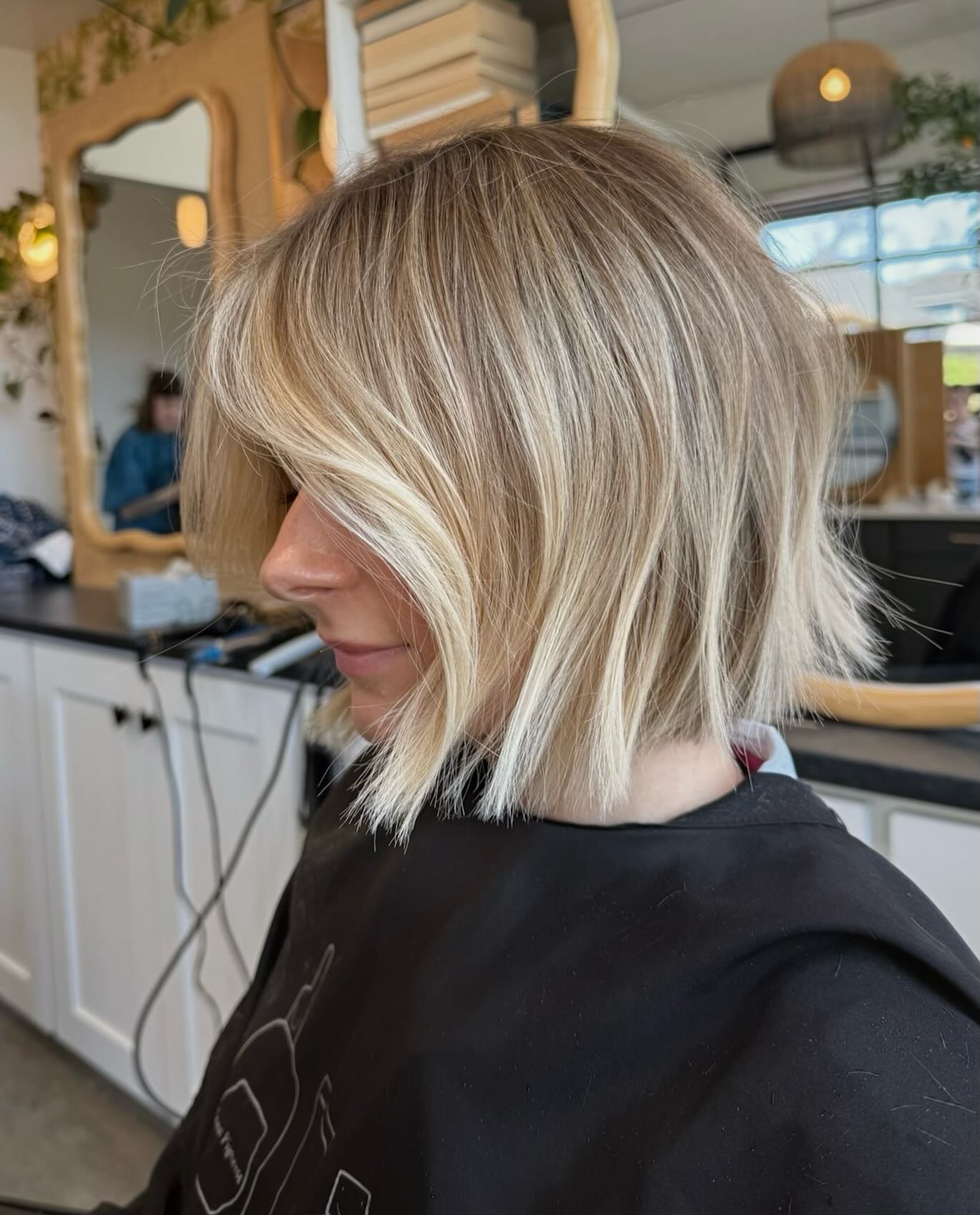 Modern Textured Bob with Subtle Face-Framing Highlights
